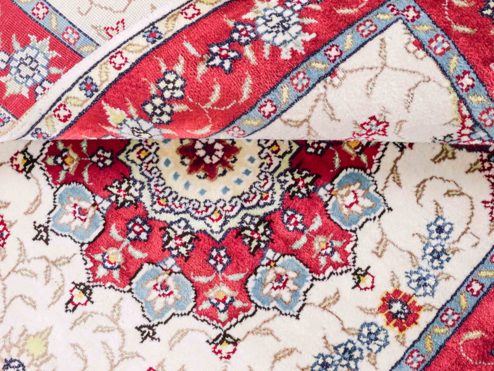 Handgeknüpfter Art Hereke Seidenteppich von Khademi aus Kunstseide, rot-cremeweiß. Chinesischer Teppich mit Medaillon. Orientteppich, von Hand geknüpft in China. Größe: 123 cm x 76 cm. Teppichnummer: SB3-1094. Verkauf durch Jupiter Intl.