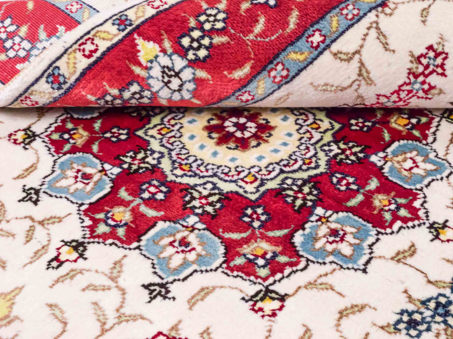 Handgeknüpfter Art Hereke Seidenteppich von Khademi aus Kunstseide, rot-cremeweiß. Chinesischer Teppich mit Medaillon. Orientteppich, von Hand geknüpft in China. Größe: 123 cm x 76 cm. Teppichnummer: SB3-1094. Verkauf durch Jupiter Intl.