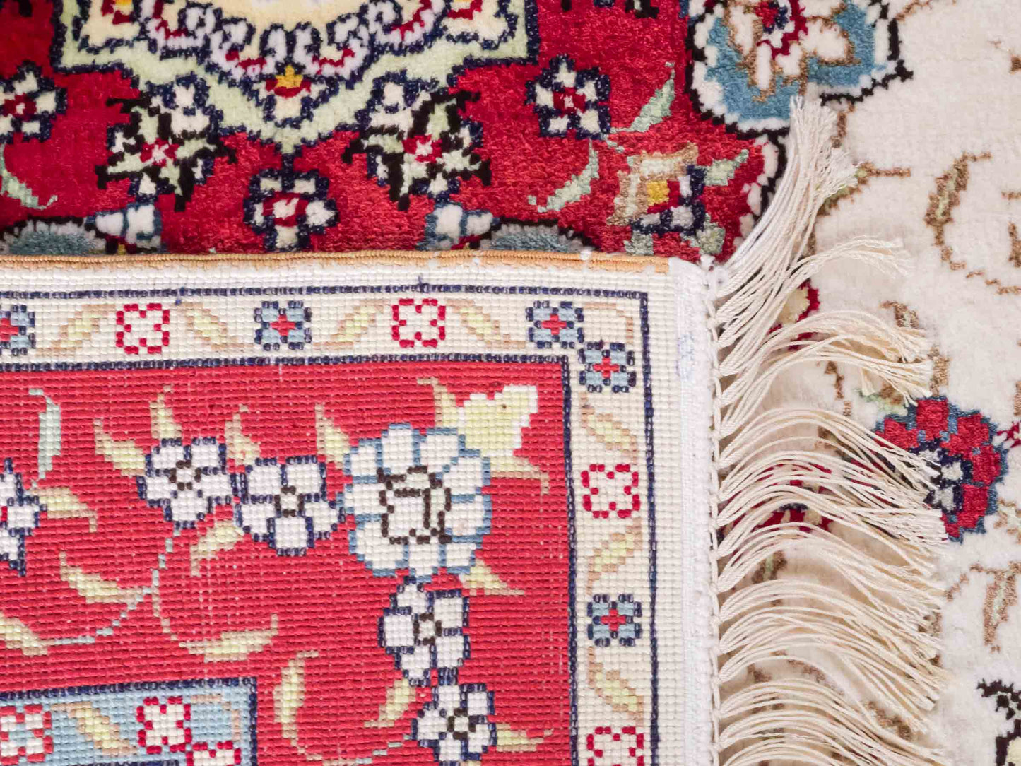 Handgeknüpfter Art Hereke Seidenteppich von Khademi aus Kunstseide, rot-cremeweiß. Chinesischer Teppich mit Medaillon. Orientteppich, von Hand geknüpft in China. Größe: 123 cm x 76 cm. Teppichnummer: SB3-1094. Verkauf durch Jupiter Intl.