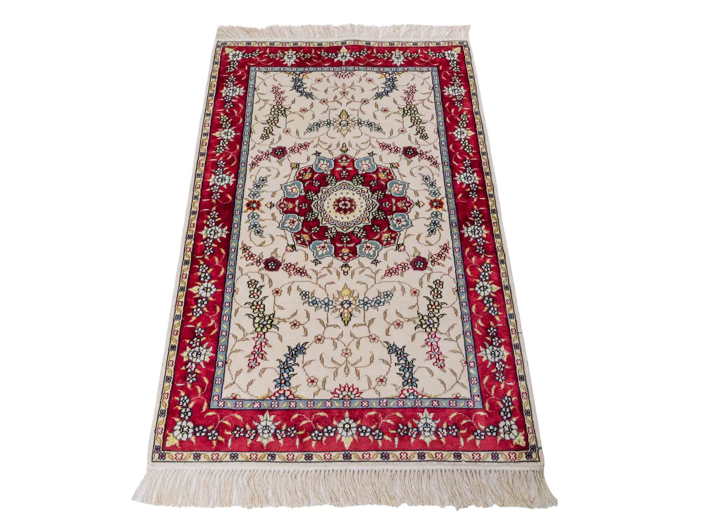 Handgeknüpfter Art Hereke Seidenteppich von Khademi aus Kunstseide, rot-cremeweiß. Chinesischer Teppich mit Medaillon. Orientteppich, von Hand geknüpft in China. Größe: 123 cm x 76 cm. Teppichnummer: SB3-1094. Verkauf durch Jupiter Intl.