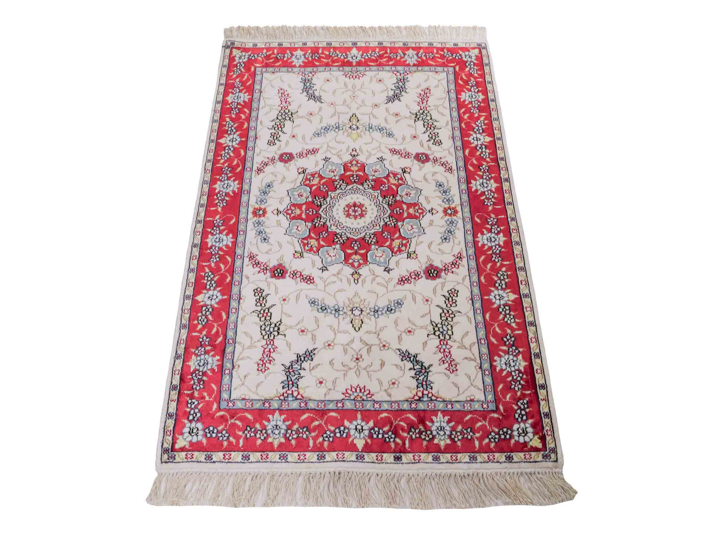 Handgeknüpfter Art Hereke Seidenteppich von Khademi aus Kunstseide, rot-cremeweiß. Chinesischer Teppich mit Medaillon. Orientteppich, von Hand geknüpft in China. Größe: 123 cm x 76 cm. Teppichnummer: SB3-1094. Verkauf durch Jupiter Intl.