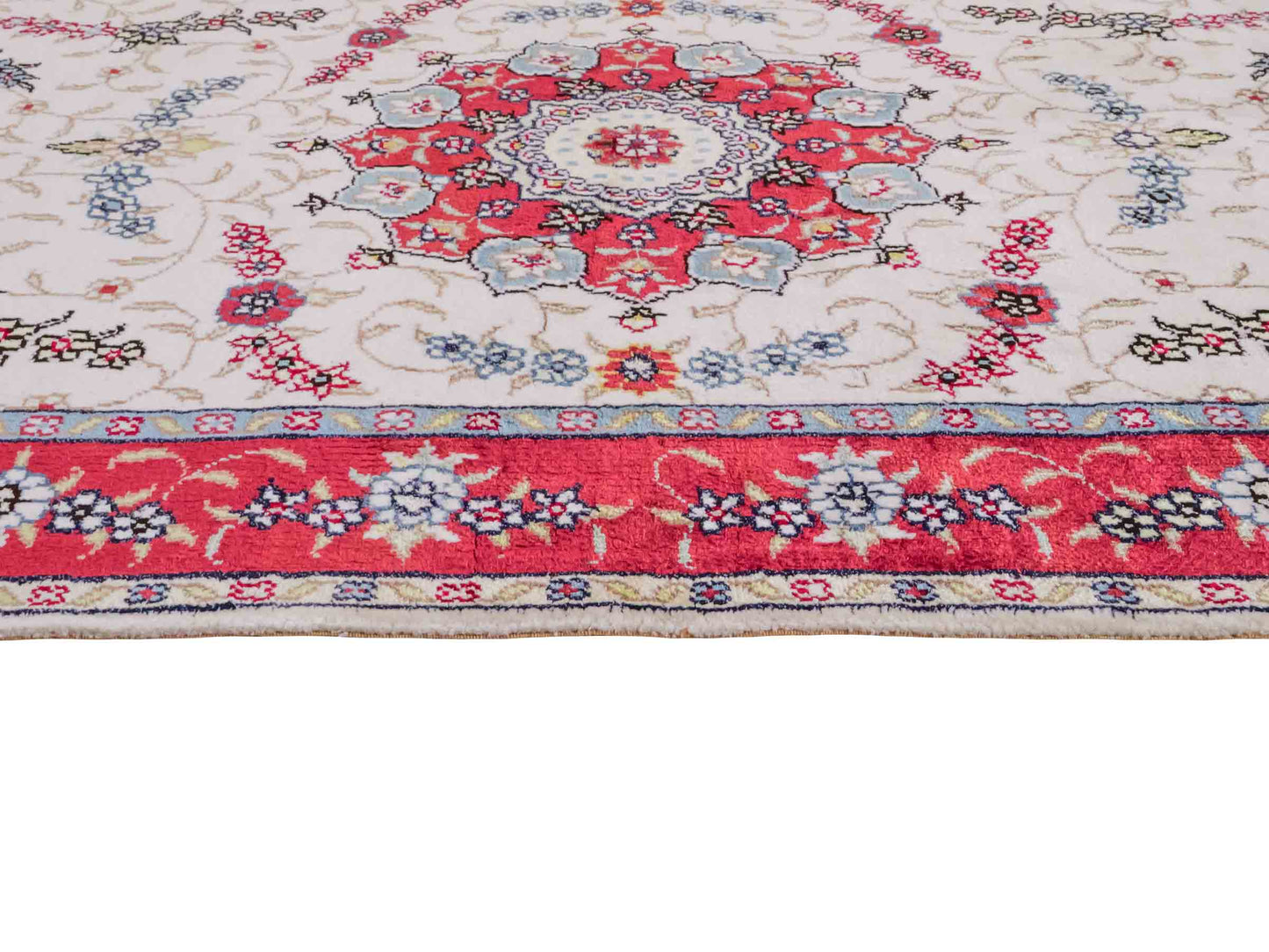Handgeknüpfter Art Hereke Seidenteppich von Khademi aus Kunstseide, rot-cremeweiß. Chinesischer Teppich mit Medaillon. Orientteppich, von Hand geknüpft in China. Größe: 123 cm x 76 cm. Teppichnummer: SB3-1094. Verkauf durch Jupiter Intl.