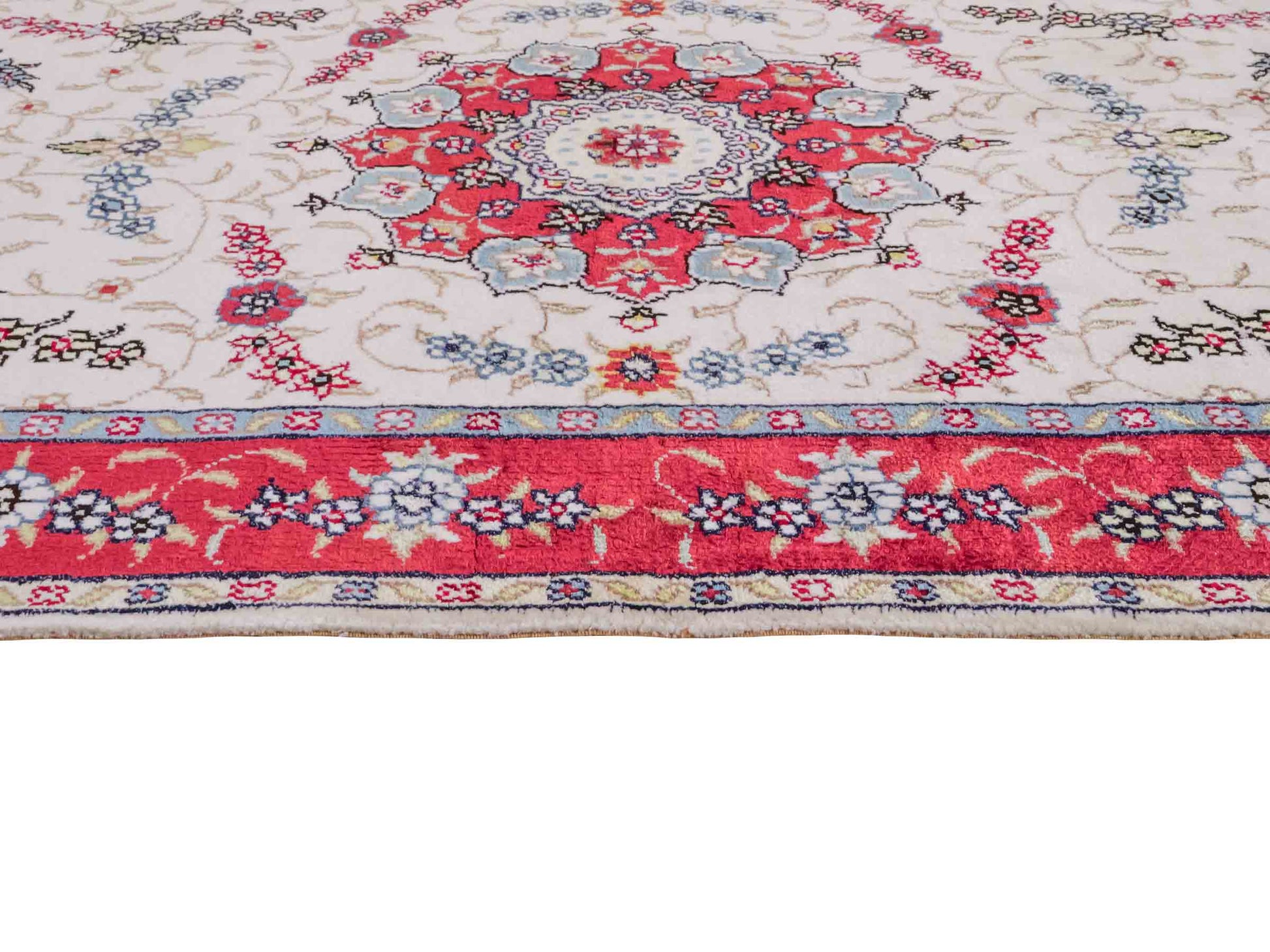 Handgeknüpfter Art Hereke Seidenteppich von Khademi aus Kunstseide, rot-cremeweiß. Chinesischer Teppich mit Medaillon. Orientteppich, von Hand geknüpft in China. Größe: 123 cm x 76 cm. Teppichnummer: SB3-1094. Verkauf durch Jupiter Intl.