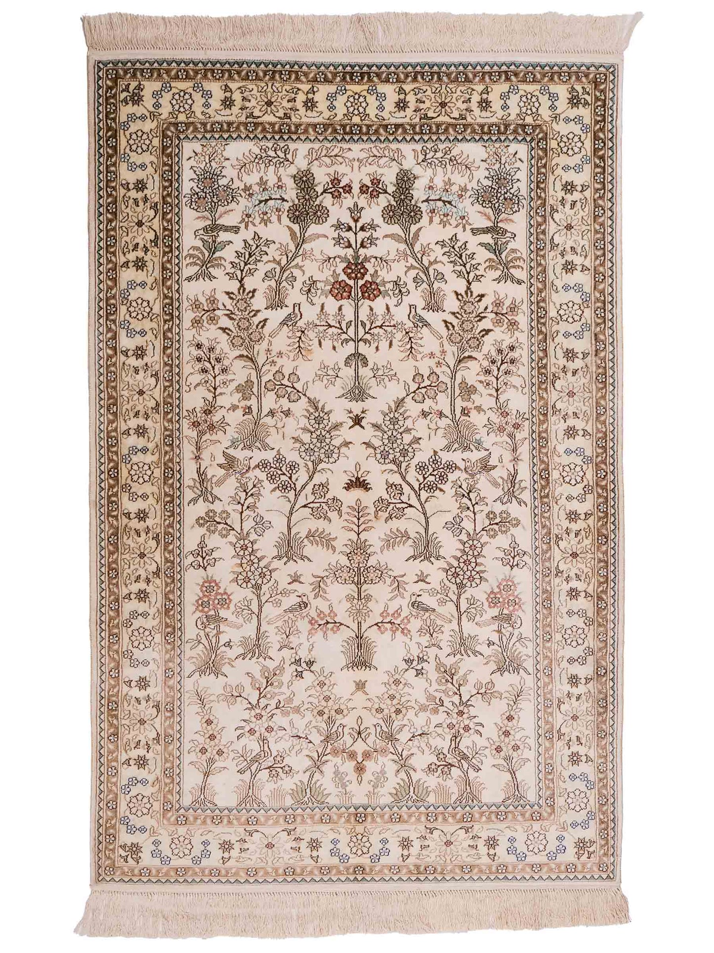 Handgeknüpfter Art Hereke Seidenteppich von Khademi aus Kunstseide, cremeweiß. Chinesischer Teppich, durchgemustert. Orientteppich, von Hand geknüpft in China. Größe: 153 cm x 91 cm. Teppichnummer: DB3-1029. Verkauf durch Jupiter Intl.