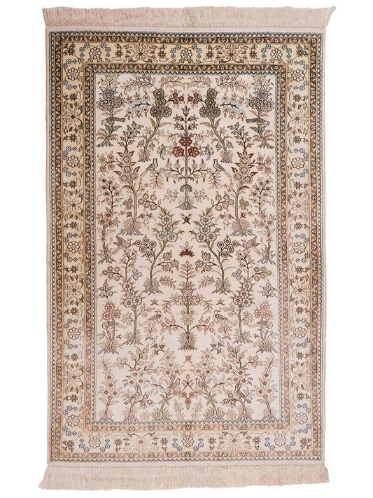 Handgeknüpfter Art Hereke Seidenteppich von Khademi aus Kunstseide, cremeweiß. Chinesischer Teppich, durchgemustert. Orientteppich, von Hand geknüpft in China. Größe: 153 cm x 91 cm. Teppichnummer: DB3-1029. Verkauf durch Jupiter Intl.