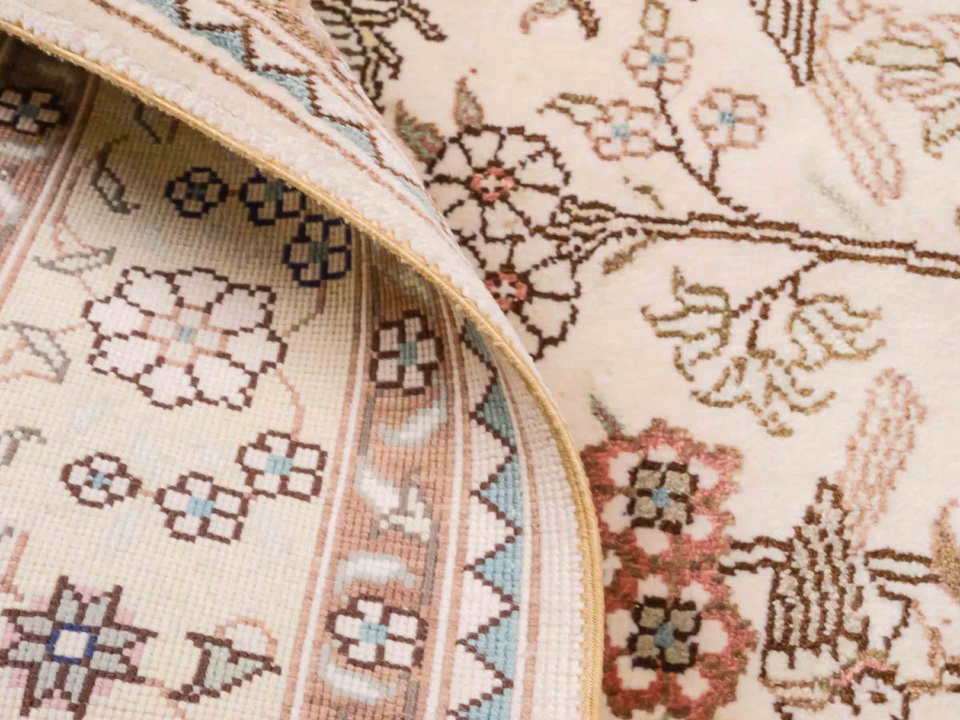 Handgeknüpfter Art Hereke Seidenteppich von Khademi aus Kunstseide, cremeweiß. Chinesischer Teppich, durchgemustert. Orientteppich, von Hand geknüpft in China. Größe: 153 cm x 91 cm. Teppichnummer: DB3-1029. Verkauf durch Jupiter Intl.