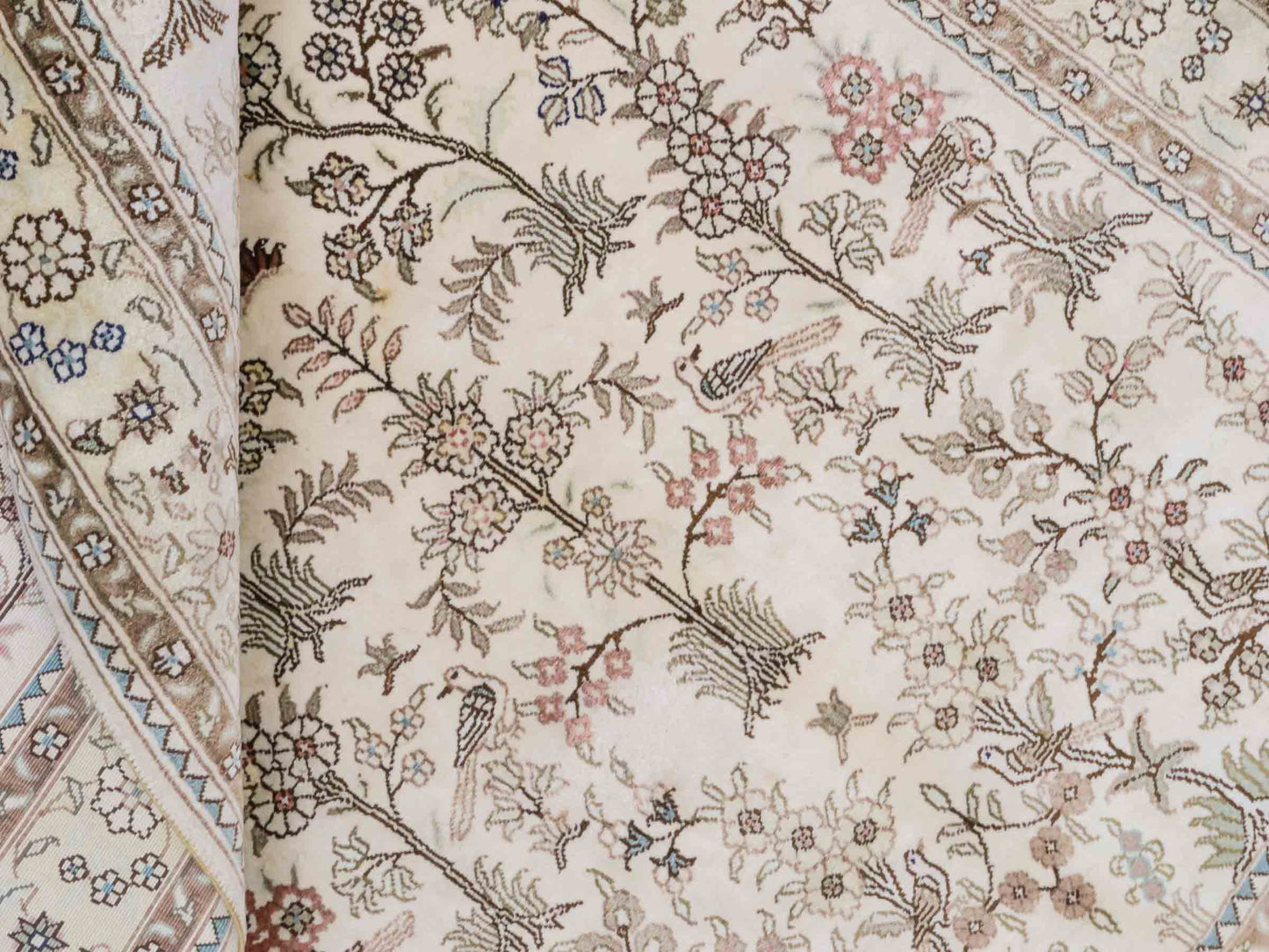 Handgeknüpfter Art Hereke Seidenteppich von Khademi aus Kunstseide, cremeweiß. Chinesischer Teppich, durchgemustert. Orientteppich, von Hand geknüpft in China. Größe: 153 cm x 91 cm. Teppichnummer: DB3-1029. Verkauf durch Jupiter Intl.