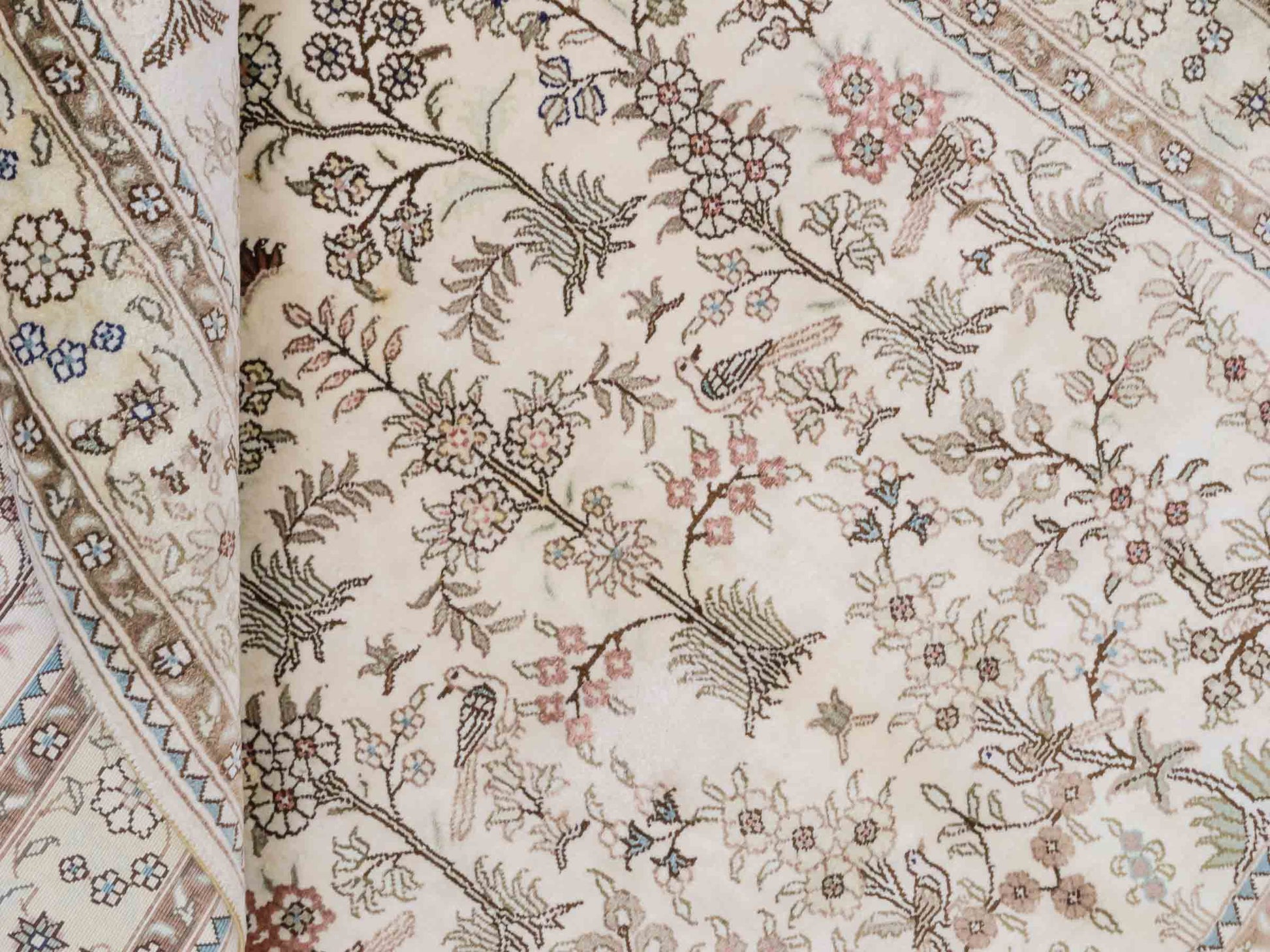 Handgeknüpfter Art Hereke Seidenteppich von Khademi aus Kunstseide, cremeweiß. Chinesischer Teppich, durchgemustert. Orientteppich, von Hand geknüpft in China. Größe: 153 cm x 91 cm. Teppichnummer: DB3-1029. Verkauf durch Jupiter Intl.