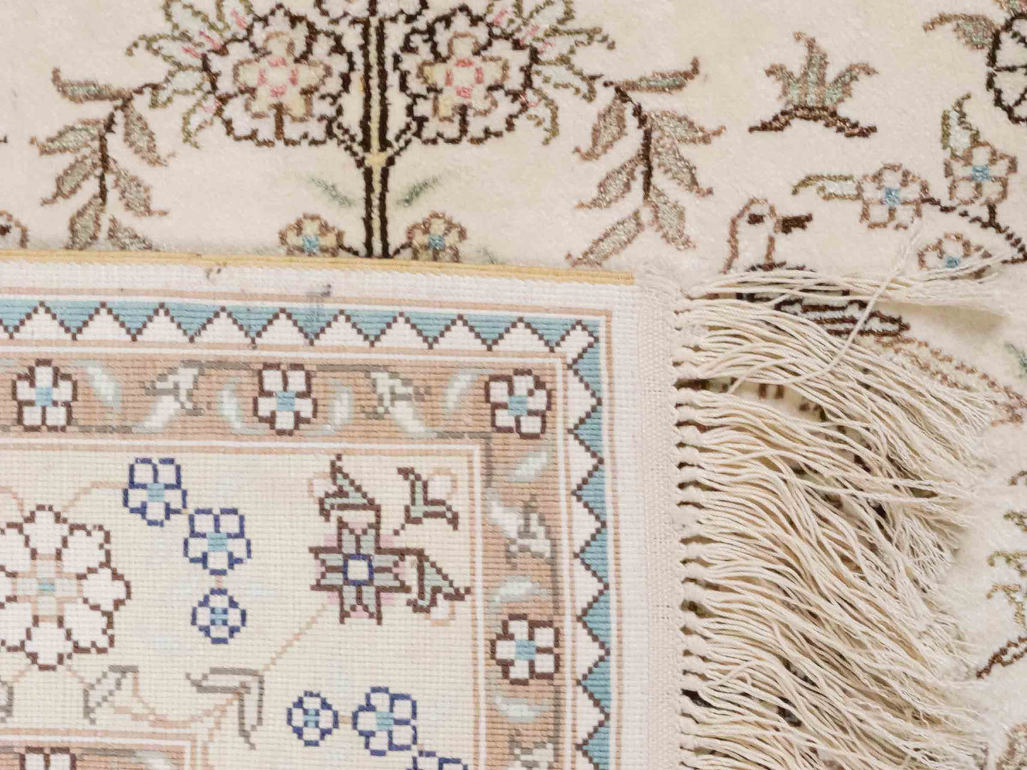 Handgeknüpfter Art Hereke Seidenteppich von Khademi aus Kunstseide, cremeweiß. Chinesischer Teppich, durchgemustert. Orientteppich, von Hand geknüpft in China. Größe: 153 cm x 91 cm. Teppichnummer: DB3-1029. Verkauf durch Jupiter Intl.