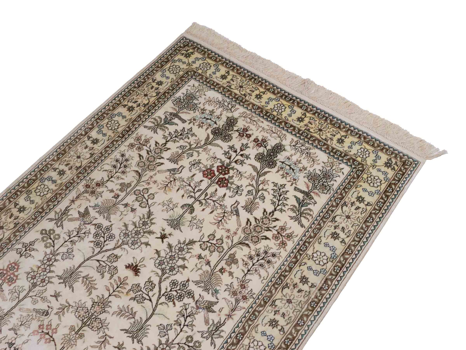 Handgeknüpfter Art Hereke Seidenteppich von Khademi aus Kunstseide, cremeweiß. Chinesischer Teppich, durchgemustert. Orientteppich, von Hand geknüpft in China. Größe: 153 cm x 91 cm. Teppichnummer: DB3-1029. Verkauf durch Jupiter Intl.