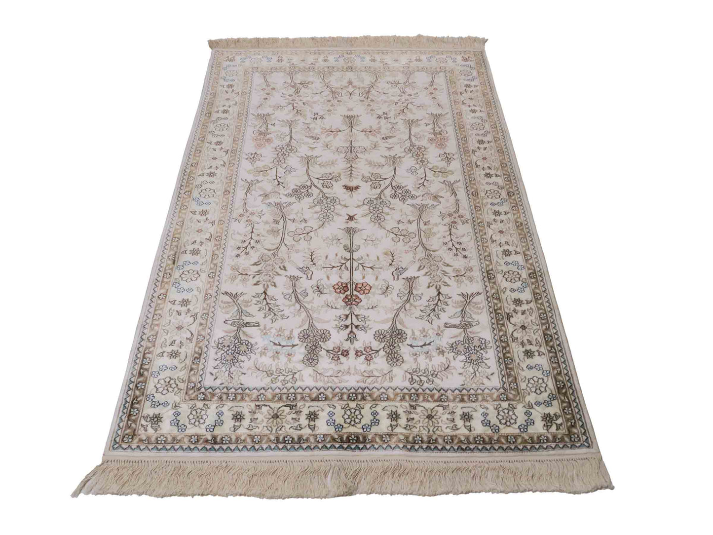 Handgeknüpfter Art Hereke Seidenteppich von Khademi aus Kunstseide, cremeweiß. Chinesischer Teppich, durchgemustert. Orientteppich, von Hand geknüpft in China. Größe: 153 cm x 91 cm. Teppichnummer: DB3-1029. Verkauf durch Jupiter Intl.