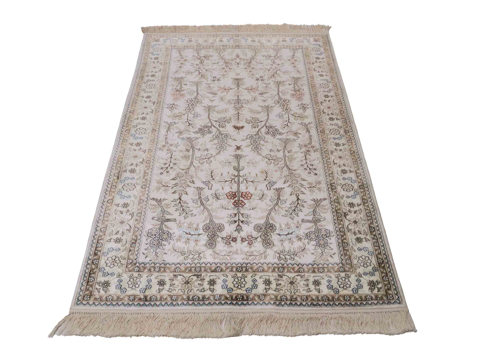 Handgeknüpfter Art Hereke Seidenteppich von Khademi aus Kunstseide, cremeweiß. Chinesischer Teppich, durchgemustert. Orientteppich, von Hand geknüpft in China. Größe: 153 cm x 91 cm. Teppichnummer: DB3-1029. Verkauf durch Jupiter Intl.