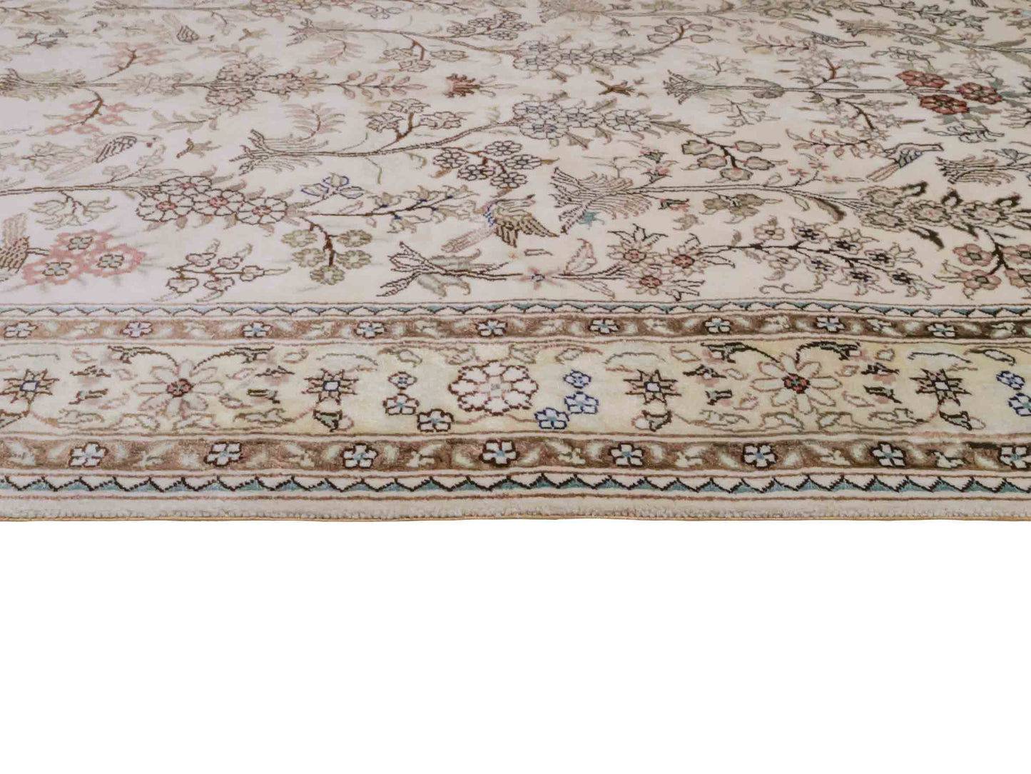 Handgeknüpfter Art Hereke Seidenteppich von Khademi aus Kunstseide, cremeweiß. Chinesischer Teppich, durchgemustert. Orientteppich, von Hand geknüpft in China. Größe: 153 cm x 91 cm. Teppichnummer: DB3-1029. Verkauf durch Jupiter Intl.