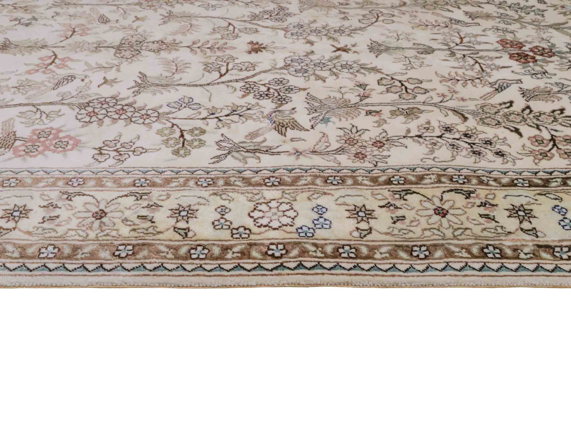 Handgeknüpfter Art Hereke Seidenteppich von Khademi aus Kunstseide, cremeweiß. Chinesischer Teppich, durchgemustert. Orientteppich, von Hand geknüpft in China. Größe: 153 cm x 91 cm. Teppichnummer: DB3-1029. Verkauf durch Jupiter Intl.