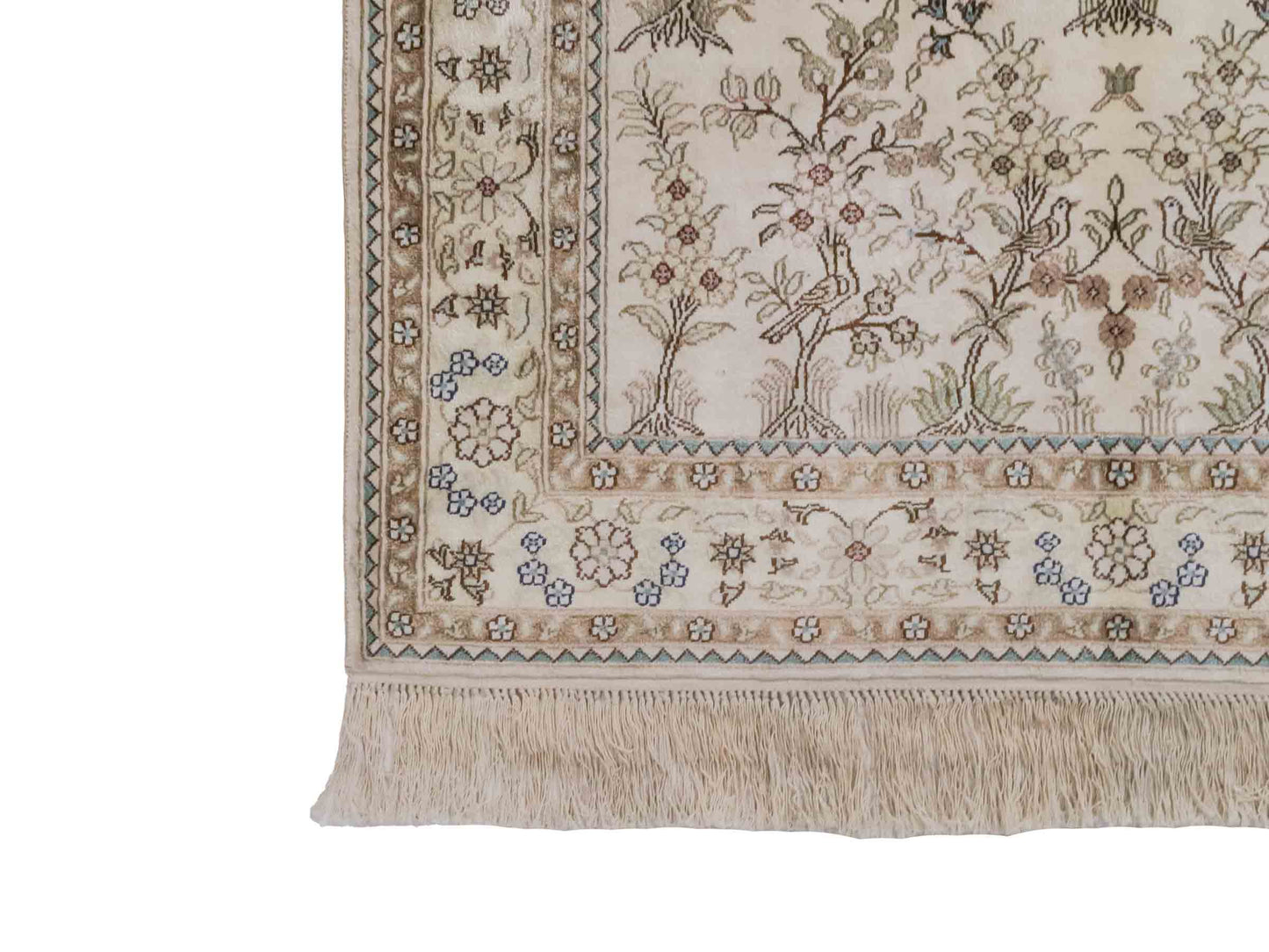 Handgeknüpfter Art Hereke Seidenteppich von Khademi aus Kunstseide, cremeweiß. Chinesischer Teppich, durchgemustert. Orientteppich, von Hand geknüpft in China. Größe: 153 cm x 91 cm. Teppichnummer: DB3-1029. Verkauf durch Jupiter Intl.