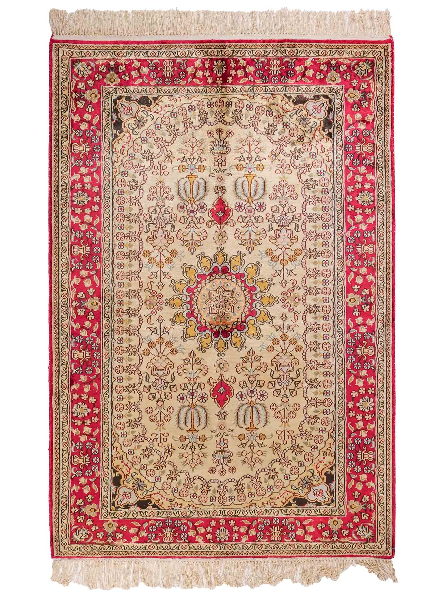 Handgeknüpfter Art Hereke Seidenteppich von Khademi aus Kunstseide, rot-gold. Chinesischer Teppich mit Medaillon. Orientteppich, von Hand geknüpft in China. Größe: 153 cm x 91 cm. Teppichnummer: SB3-1106. Verkauf durch Jupiter Intl.