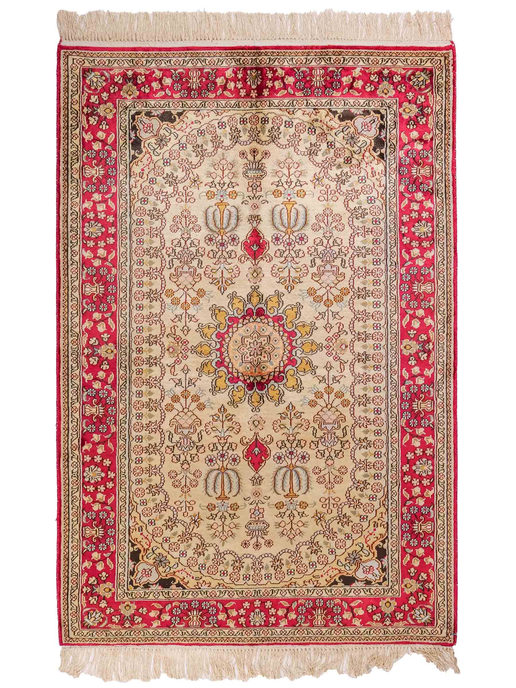 Handgeknüpfter Art Hereke Seidenteppich von Khademi aus Kunstseide, rot-gold. Chinesischer Teppich mit Medaillon. Orientteppich, von Hand geknüpft in China. Größe: 153 cm x 91 cm. Teppichnummer: SB3-1106. Verkauf durch Jupiter Intl.