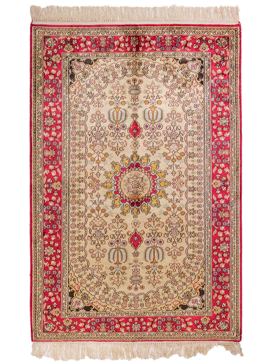 Handgeknüpfter Art Hereke Seidenteppich von Khademi aus Kunstseide, rot-gold. Chinesischer Teppich mit Medaillon. Orientteppich, von Hand geknüpft in China. Größe: 153 cm x 91 cm. Teppichnummer: SB3-1106. Verkauf durch Jupiter Intl.