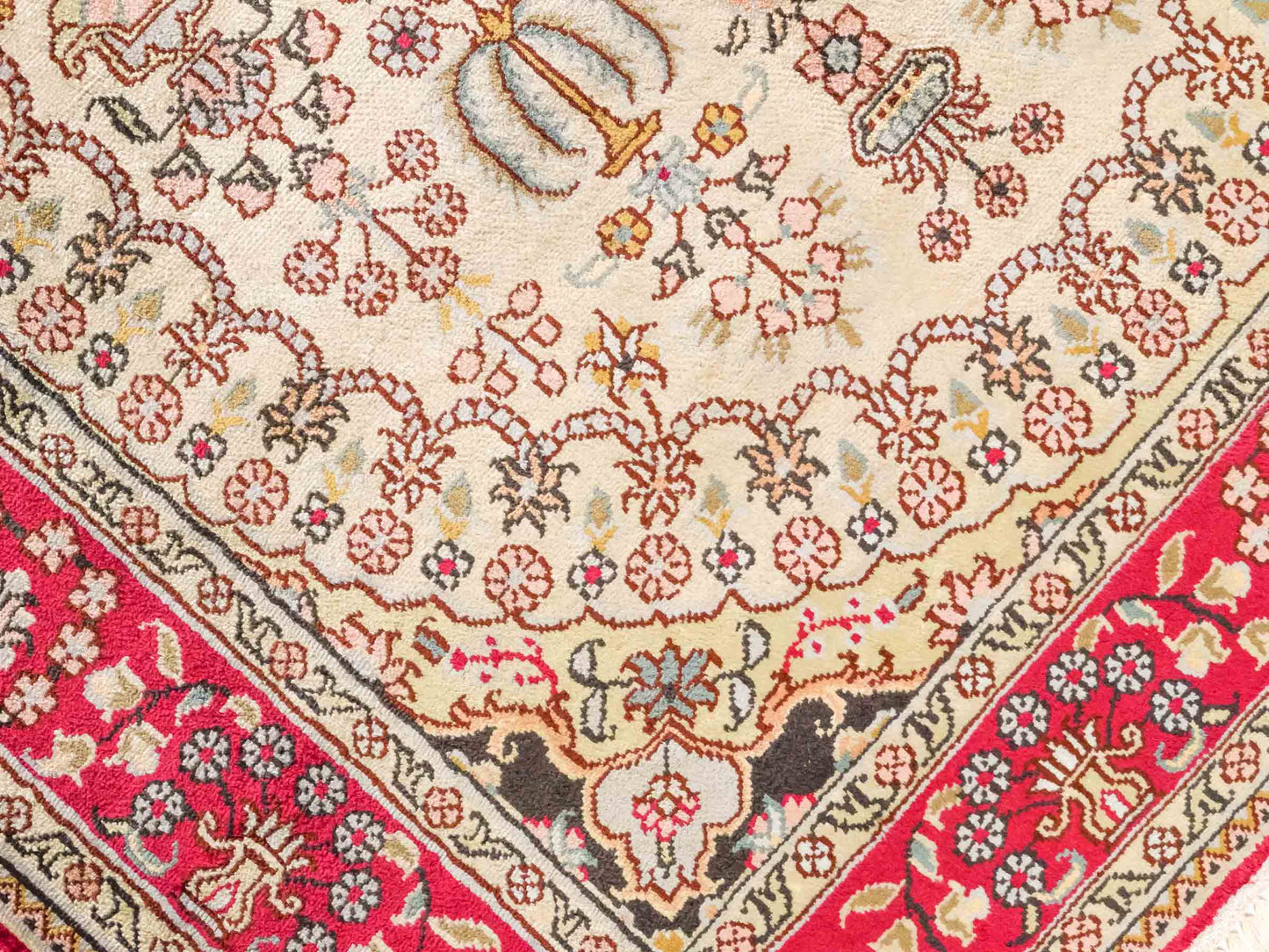Handgeknüpfter Art Hereke Seidenteppich von Khademi aus Kunstseide, rot-gold. Chinesischer Teppich mit Medaillon. Orientteppich, von Hand geknüpft in China. Größe: 153 cm x 91 cm. Teppichnummer: SB3-1106. Verkauf durch Jupiter Intl.