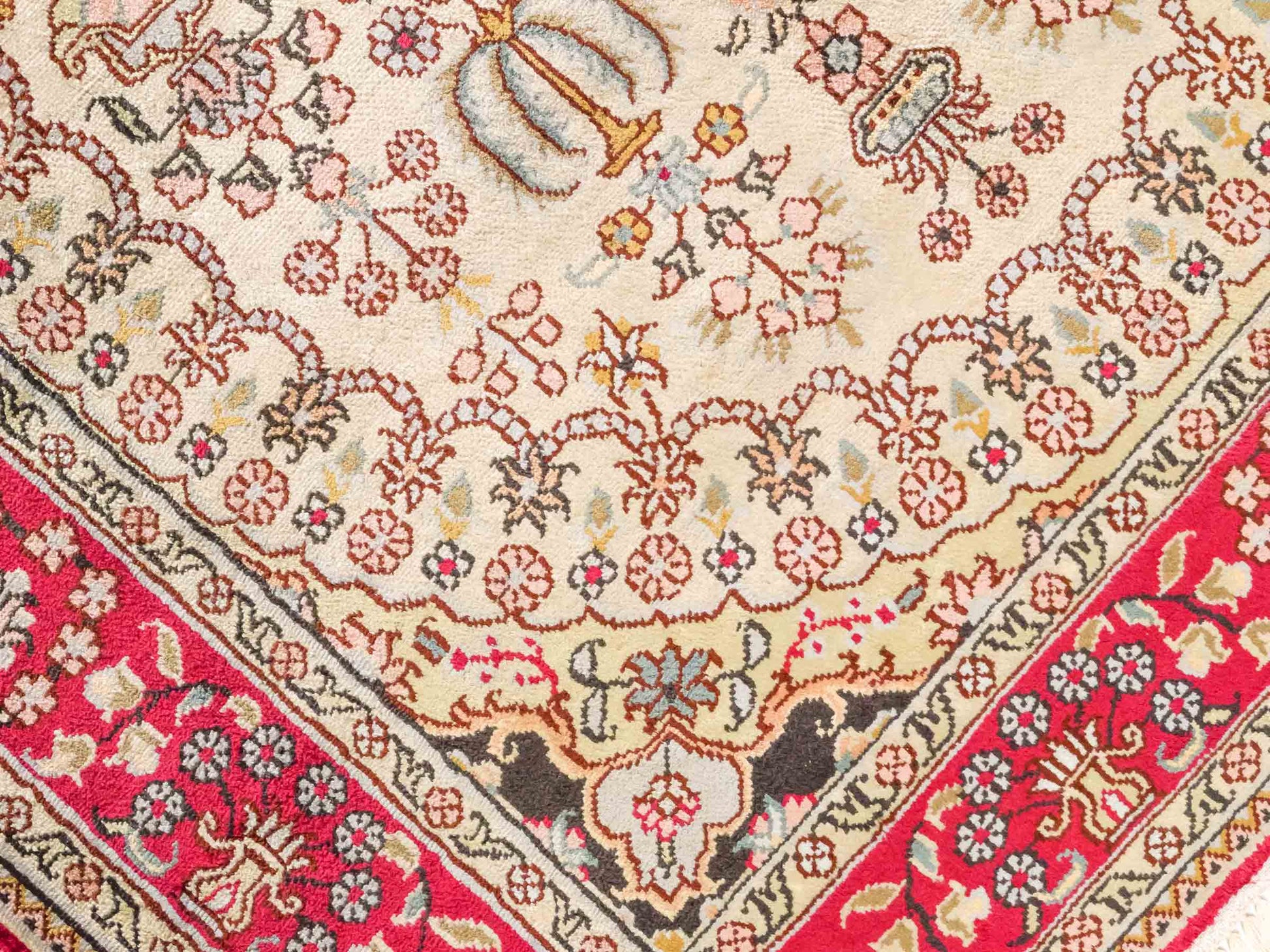 Handgeknüpfter Art Hereke Seidenteppich von Khademi aus Kunstseide, rot-gold. Chinesischer Teppich mit Medaillon. Orientteppich, von Hand geknüpft in China. Größe: 153 cm x 91 cm. Teppichnummer: SB3-1106. Verkauf durch Jupiter Intl.