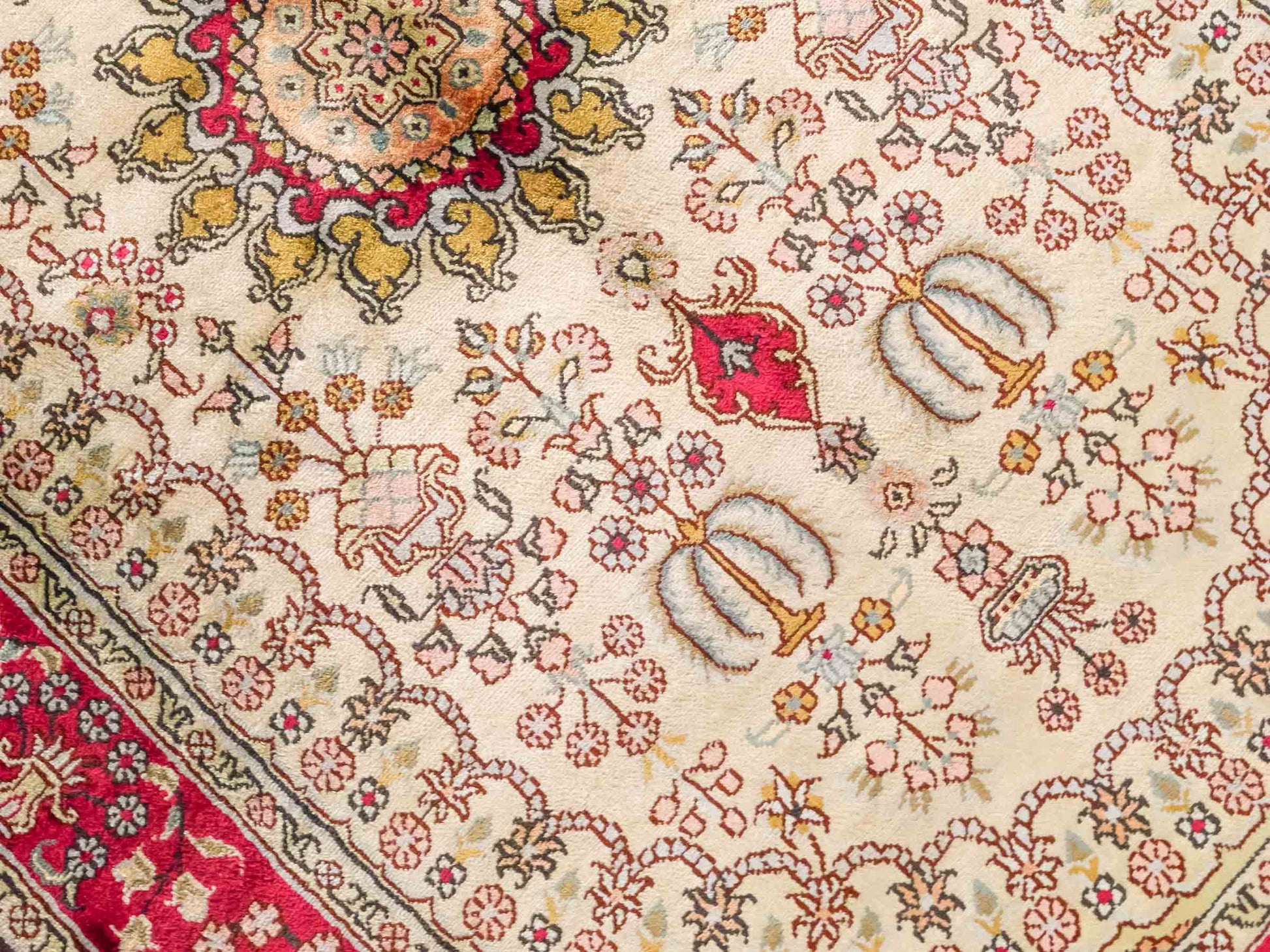Handgeknüpfter Art Hereke Seidenteppich von Khademi aus Kunstseide, rot-gold. Chinesischer Teppich mit Medaillon. Orientteppich, von Hand geknüpft in China. Größe: 153 cm x 91 cm. Teppichnummer: SB3-1106. Verkauf durch Jupiter Intl.