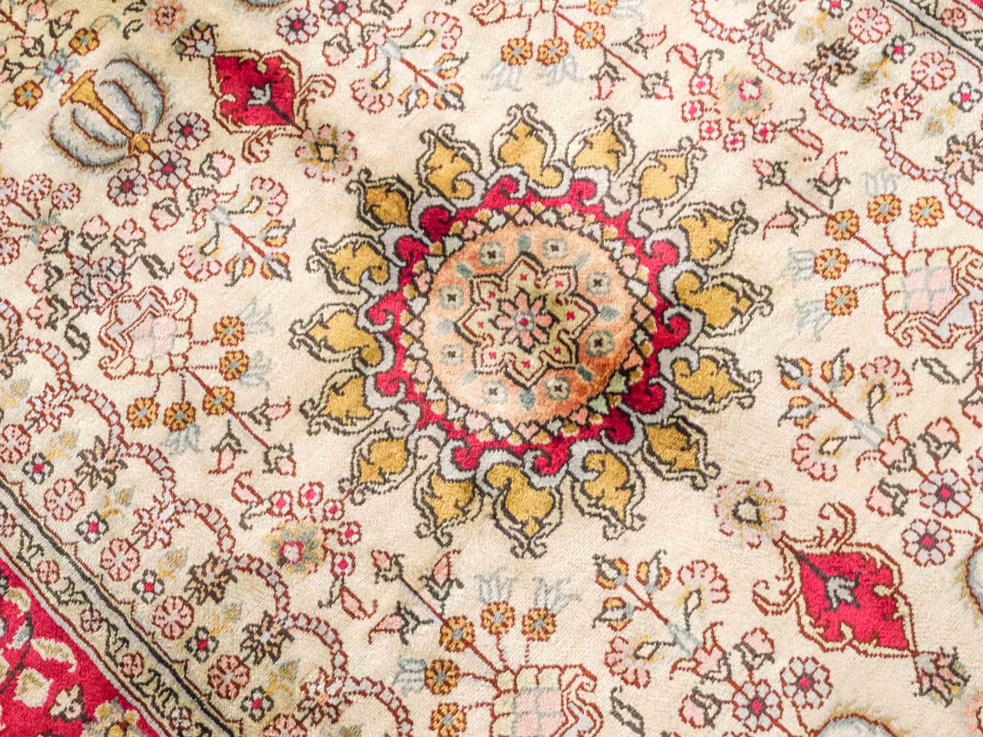 Handgeknüpfter Art Hereke Seidenteppich von Khademi aus Kunstseide, rot-gold. Chinesischer Teppich mit Medaillon. Orientteppich, von Hand geknüpft in China. Größe: 153 cm x 91 cm. Teppichnummer: SB3-1106. Verkauf durch Jupiter Intl.