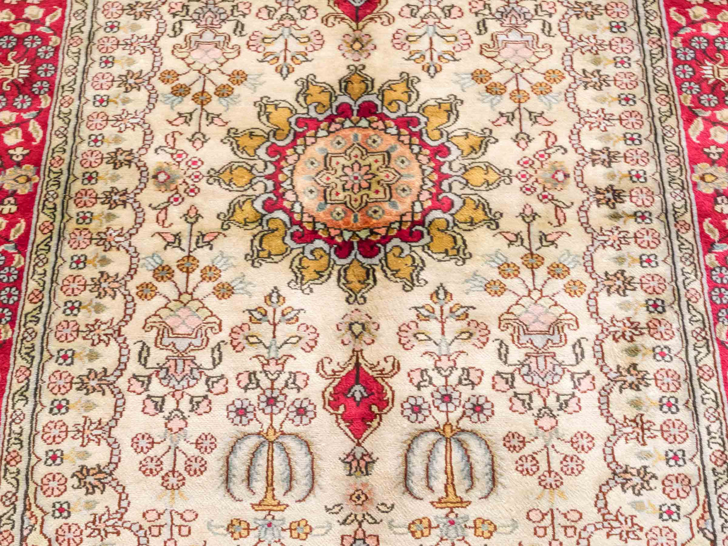 Handgeknüpfter Art Hereke Seidenteppich von Khademi aus Kunstseide, rot-gold. Chinesischer Teppich mit Medaillon. Orientteppich, von Hand geknüpft in China. Größe: 153 cm x 91 cm. Teppichnummer: SB3-1106. Verkauf durch Jupiter Intl.