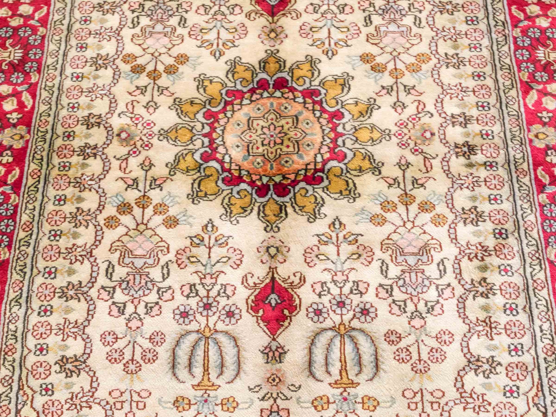 Handgeknüpfter Art Hereke Seidenteppich von Khademi aus Kunstseide, rot-gold. Chinesischer Teppich mit Medaillon. Orientteppich, von Hand geknüpft in China. Größe: 153 cm x 91 cm. Teppichnummer: SB3-1106. Verkauf durch Jupiter Intl.