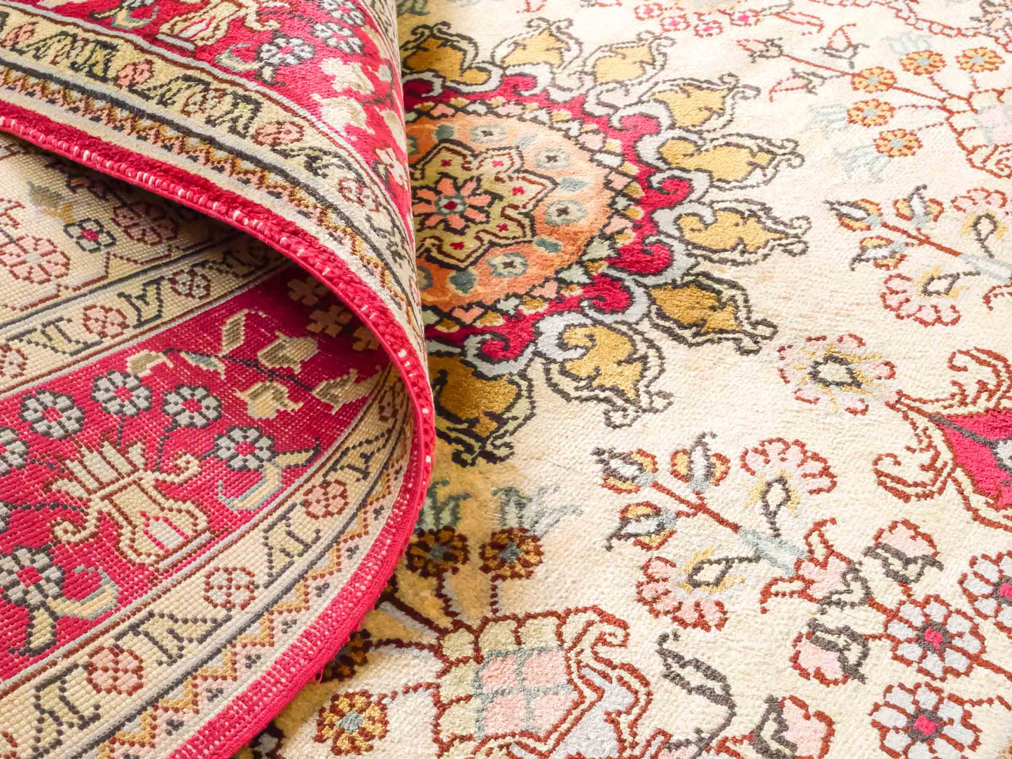 Handgeknüpfter Art Hereke Seidenteppich von Khademi aus Kunstseide, rot-gold. Chinesischer Teppich mit Medaillon. Orientteppich, von Hand geknüpft in China. Größe: 153 cm x 91 cm. Teppichnummer: SB3-1106. Verkauf durch Jupiter Intl.