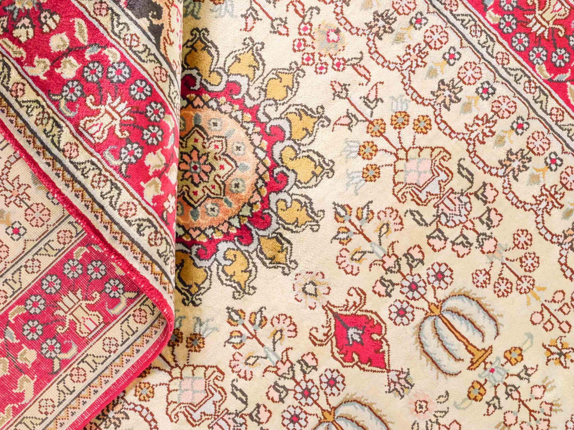 Handgeknüpfter Art Hereke Seidenteppich von Khademi aus Kunstseide, rot-gold. Chinesischer Teppich mit Medaillon. Orientteppich, von Hand geknüpft in China. Größe: 153 cm x 91 cm. Teppichnummer: SB3-1106. Verkauf durch Jupiter Intl.