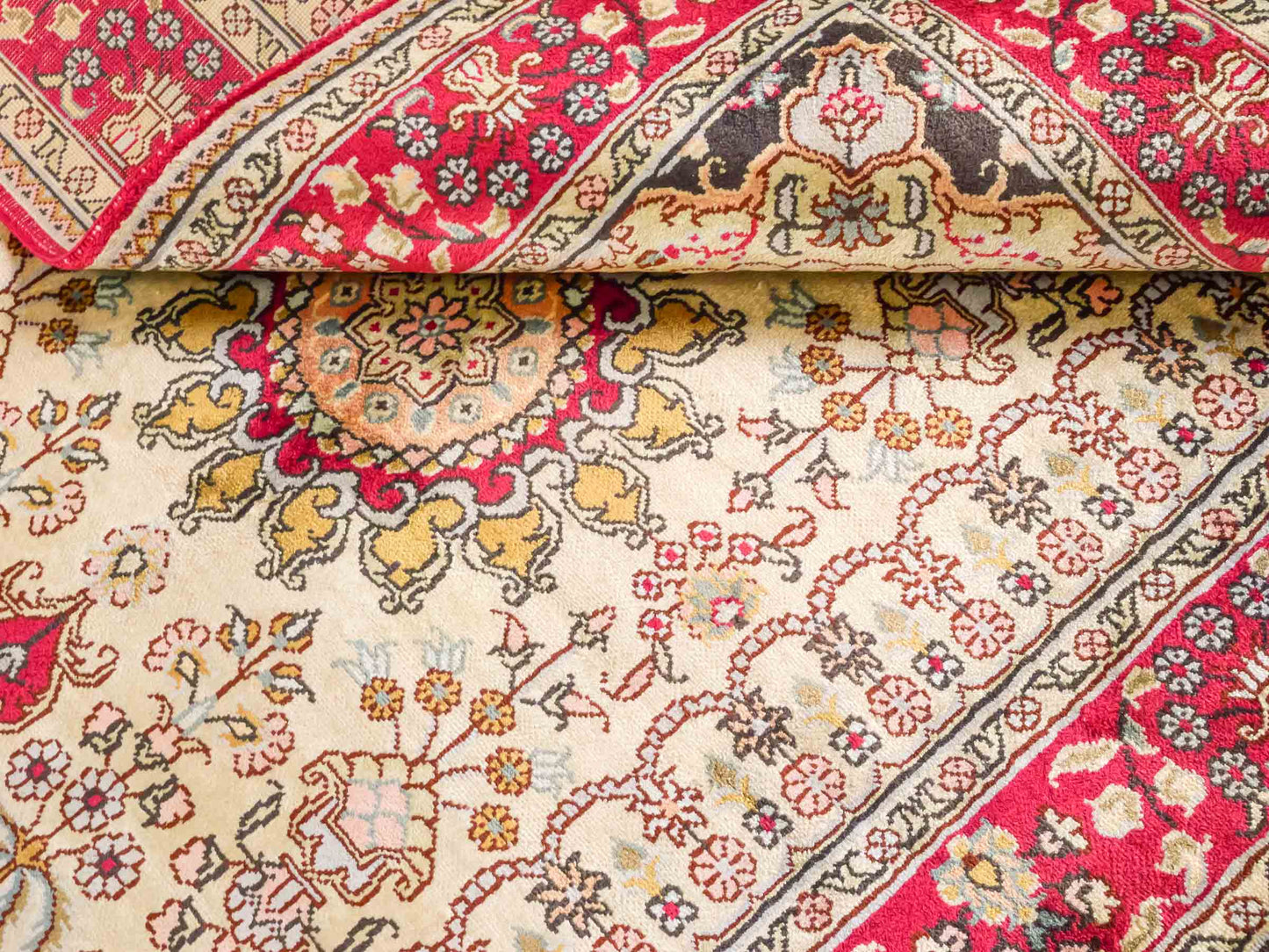 Handgeknüpfter Art Hereke Seidenteppich von Khademi aus Kunstseide, rot-gold. Chinesischer Teppich mit Medaillon. Orientteppich, von Hand geknüpft in China. Größe: 153 cm x 91 cm. Teppichnummer: SB3-1106. Verkauf durch Jupiter Intl.