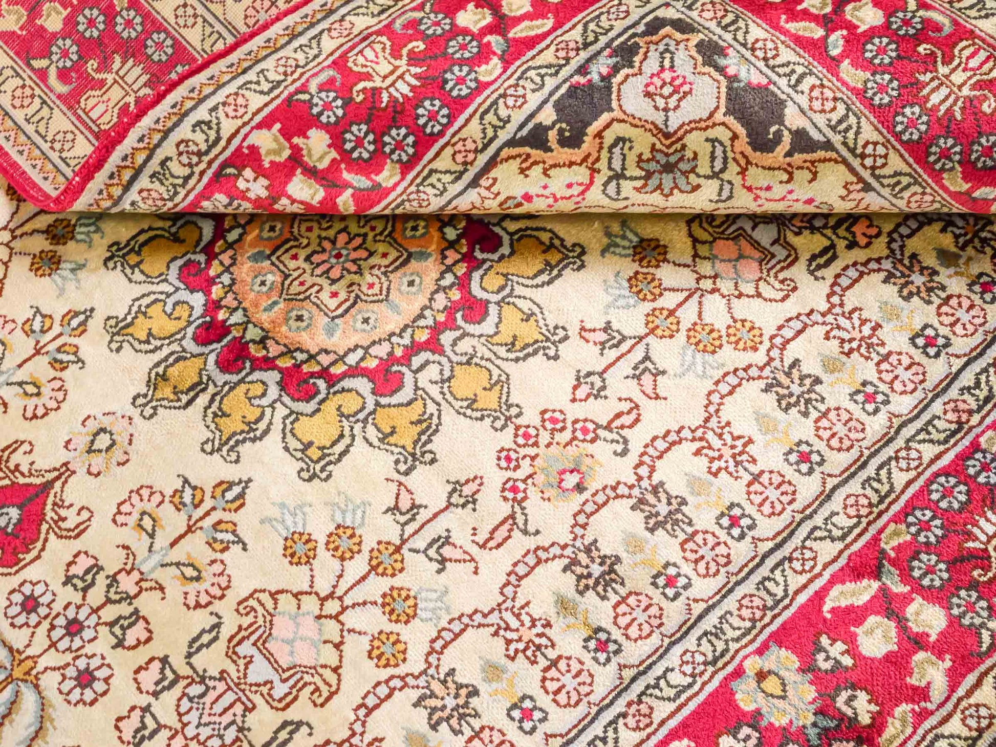 Handgeknüpfter Art Hereke Seidenteppich von Khademi aus Kunstseide, rot-gold. Chinesischer Teppich mit Medaillon. Orientteppich, von Hand geknüpft in China. Größe: 153 cm x 91 cm. Teppichnummer: SB3-1106. Verkauf durch Jupiter Intl.