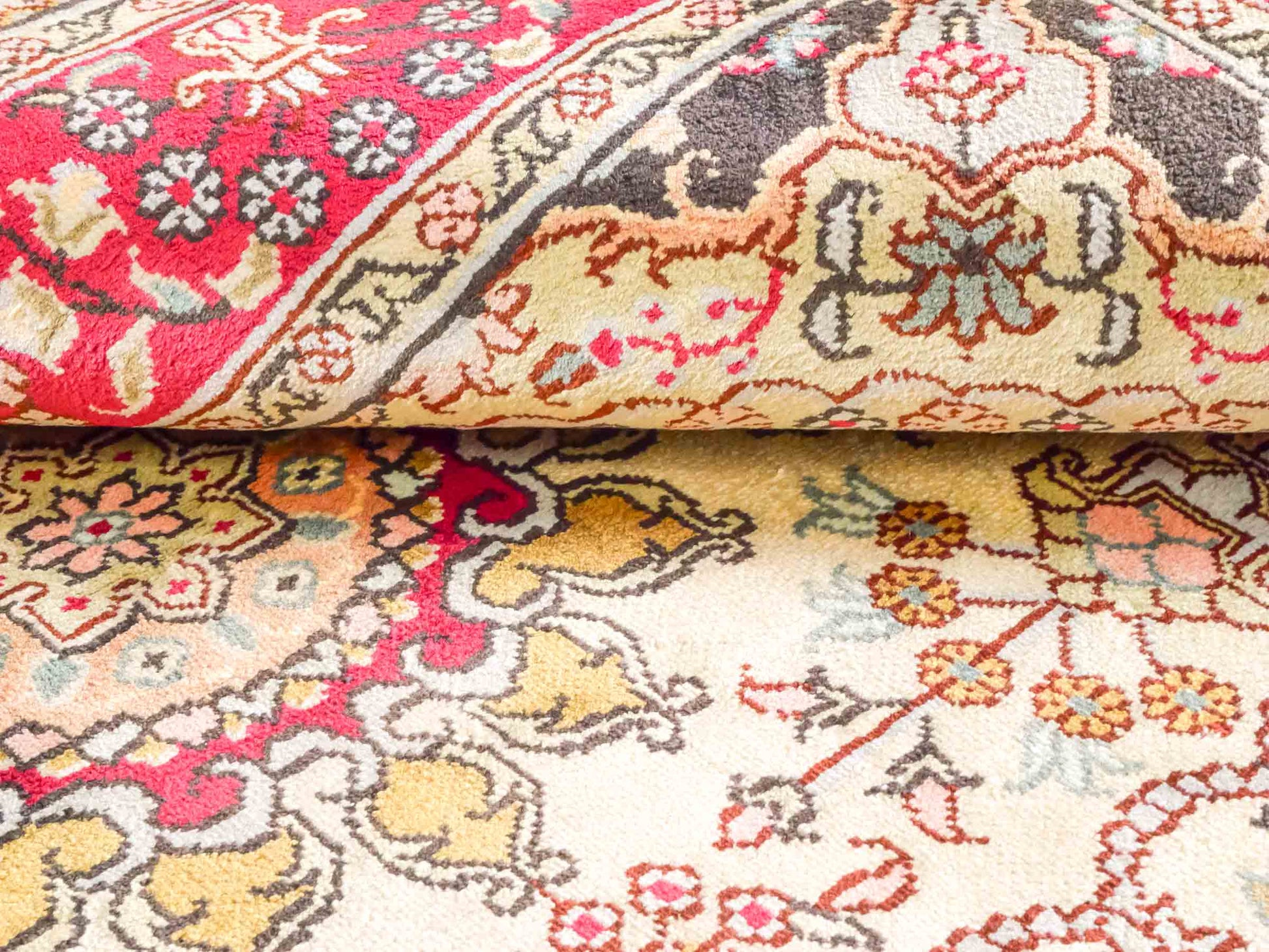 Handgeknüpfter Art Hereke Seidenteppich von Khademi aus Kunstseide, rot-gold. Chinesischer Teppich mit Medaillon. Orientteppich, von Hand geknüpft in China. Größe: 153 cm x 91 cm. Teppichnummer: SB3-1106. Verkauf durch Jupiter Intl.