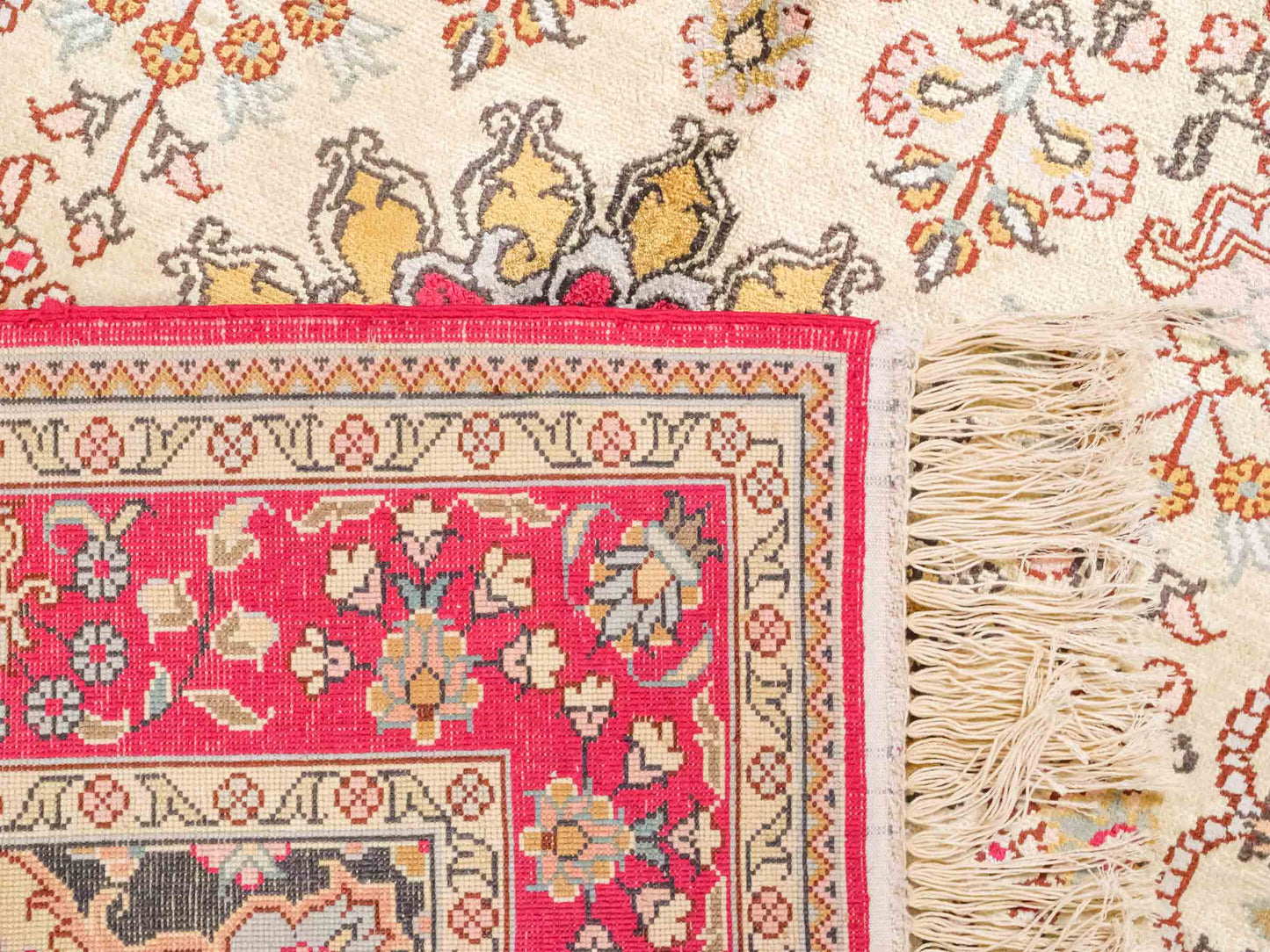Handgeknüpfter Art Hereke Seidenteppich von Khademi aus Kunstseide, rot-gold. Chinesischer Teppich mit Medaillon. Orientteppich, von Hand geknüpft in China. Größe: 153 cm x 91 cm. Teppichnummer: SB3-1106. Verkauf durch Jupiter Intl.