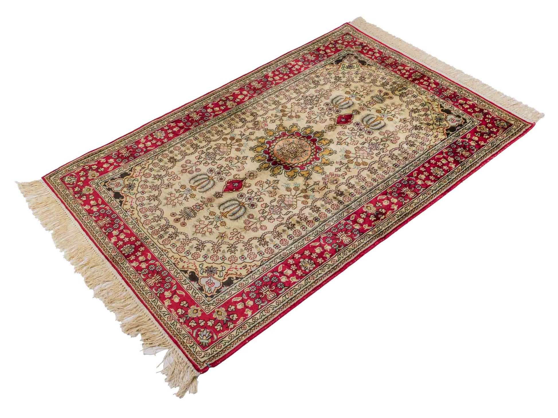 Handgeknüpfter Art Hereke Seidenteppich von Khademi aus Kunstseide, rot-gold. Chinesischer Teppich mit Medaillon. Orientteppich, von Hand geknüpft in China. Größe: 153 cm x 91 cm. Teppichnummer: SB3-1106. Verkauf durch Jupiter Intl.