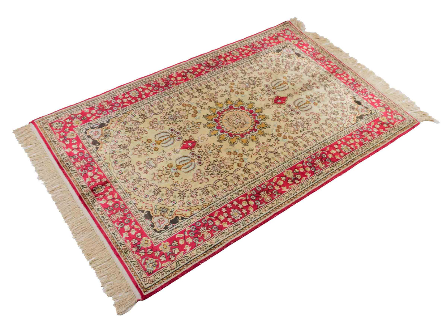 Handgeknüpfter Art Hereke Seidenteppich von Khademi aus Kunstseide, rot-gold. Chinesischer Teppich mit Medaillon. Orientteppich, von Hand geknüpft in China. Größe: 153 cm x 91 cm. Teppichnummer: SB3-1106. Verkauf durch Jupiter Intl.