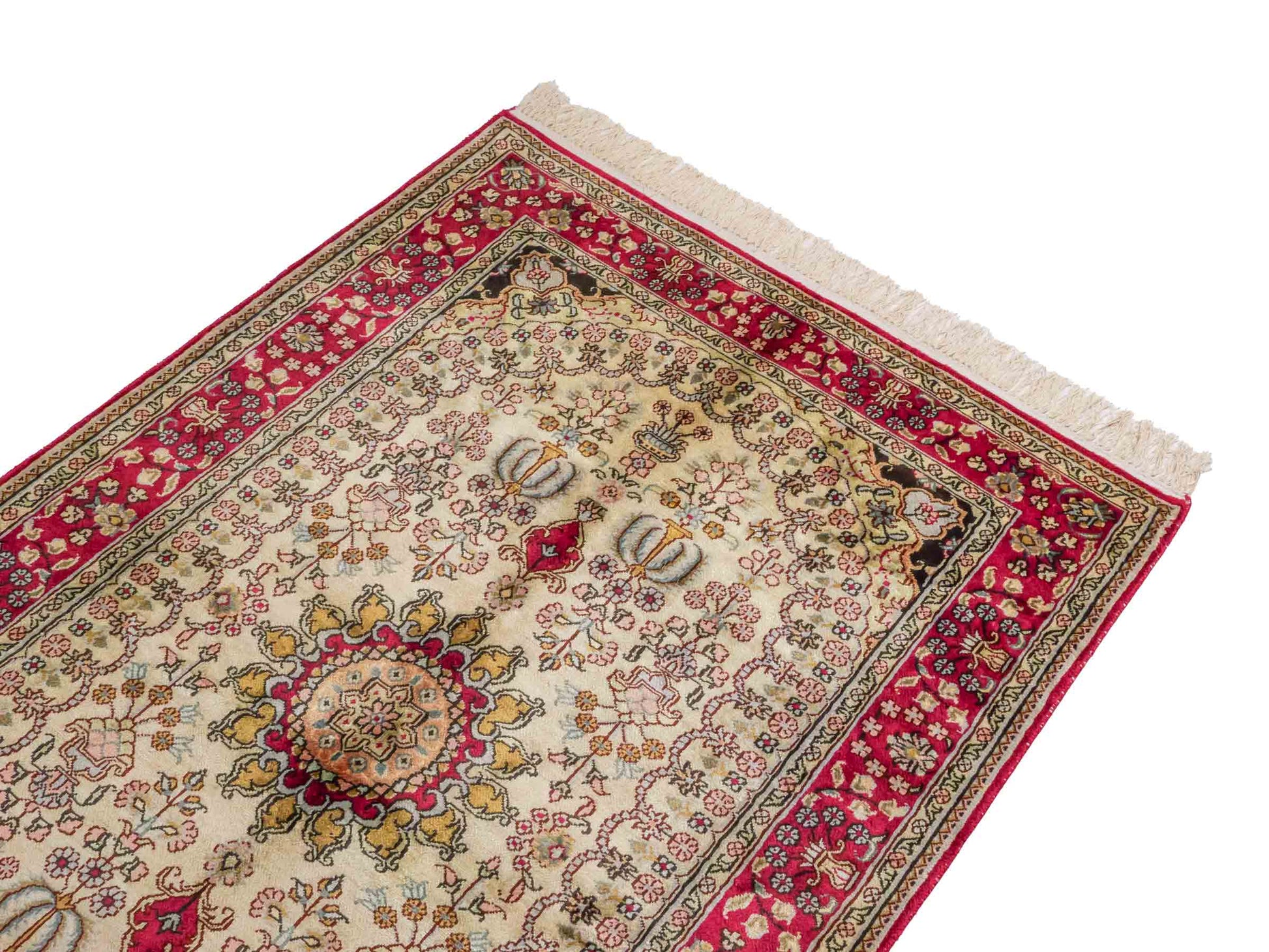 Handgeknüpfter Art Hereke Seidenteppich von Khademi aus Kunstseide, rot-gold. Chinesischer Teppich mit Medaillon. Orientteppich, von Hand geknüpft in China. Größe: 153 cm x 91 cm. Teppichnummer: SB3-1106. Verkauf durch Jupiter Intl.
