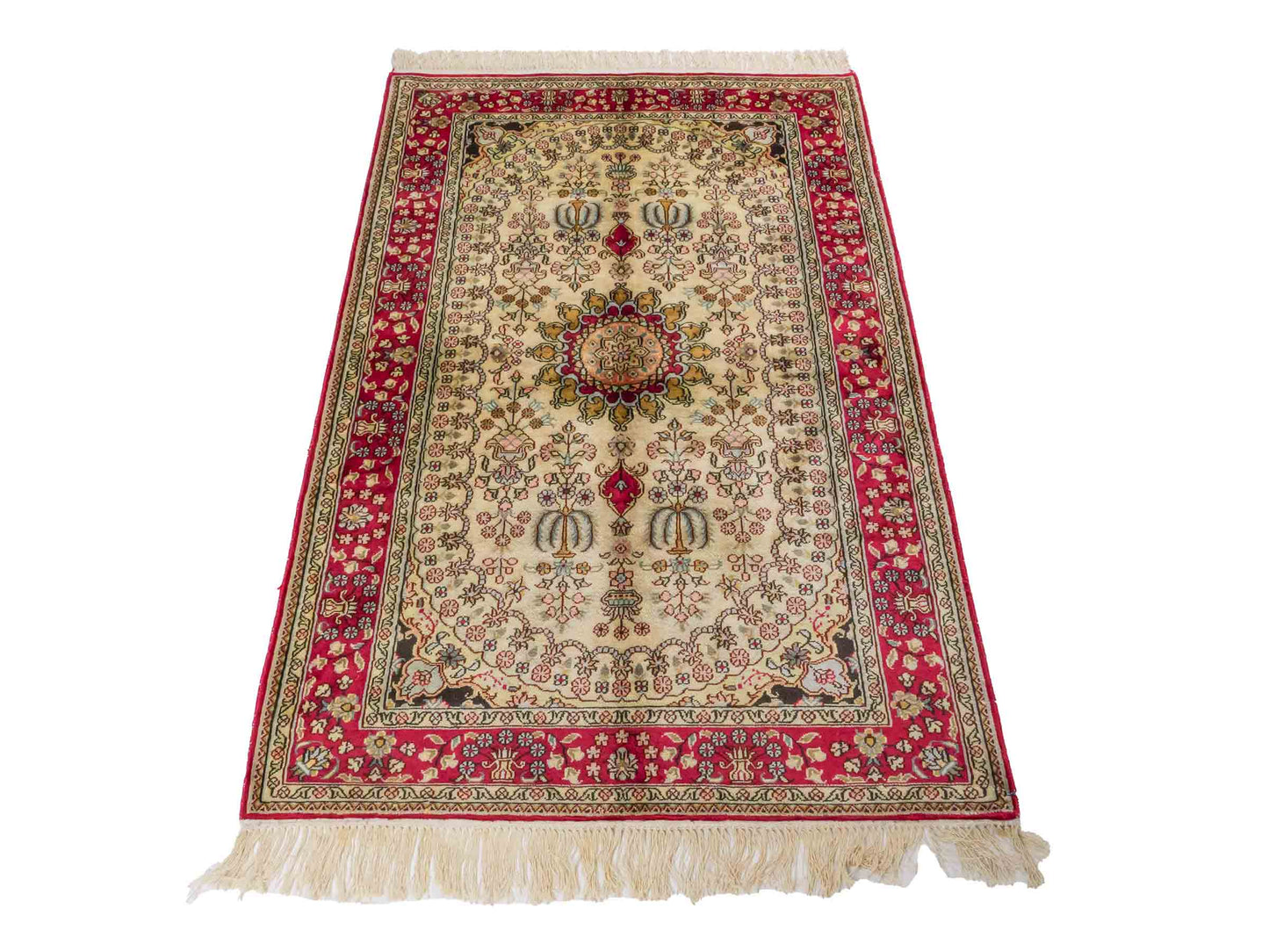 Handgeknüpfter Art Hereke Seidenteppich von Khademi aus Kunstseide, rot-gold. Chinesischer Teppich mit Medaillon. Orientteppich, von Hand geknüpft in China. Größe: 153 cm x 91 cm. Teppichnummer: SB3-1106. Verkauf durch Jupiter Intl.