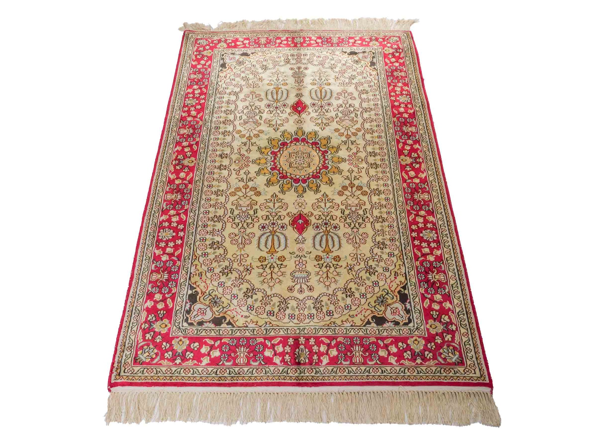 Handgeknüpfter Art Hereke Seidenteppich von Khademi aus Kunstseide, rot-gold. Chinesischer Teppich mit Medaillon. Orientteppich, von Hand geknüpft in China. Größe: 153 cm x 91 cm. Teppichnummer: SB3-1106. Verkauf durch Jupiter Intl.