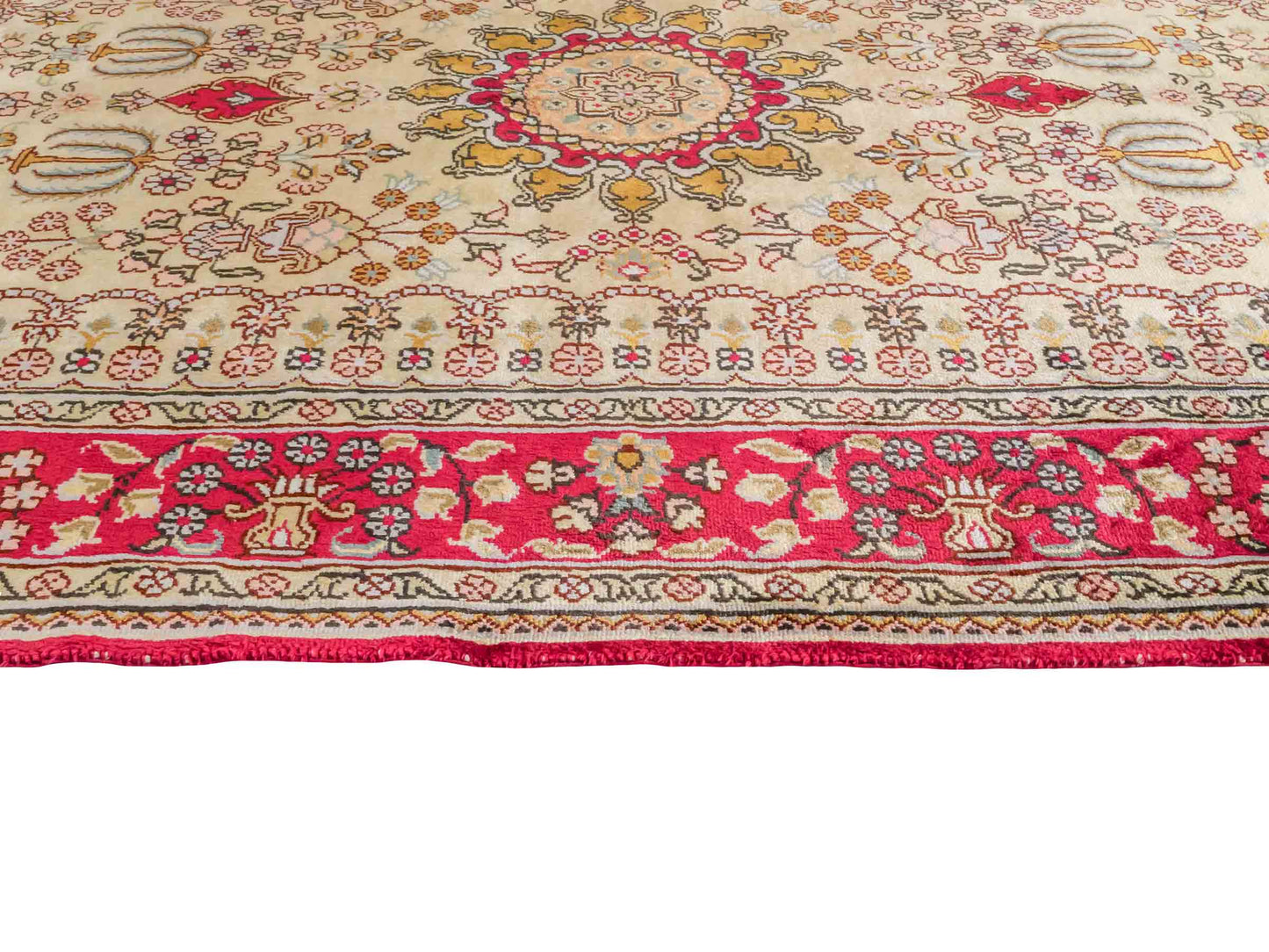 Handgeknüpfter Art Hereke Seidenteppich von Khademi aus Kunstseide, rot-gold. Chinesischer Teppich mit Medaillon. Orientteppich, von Hand geknüpft in China. Größe: 153 cm x 91 cm. Teppichnummer: SB3-1106. Verkauf durch Jupiter Intl.