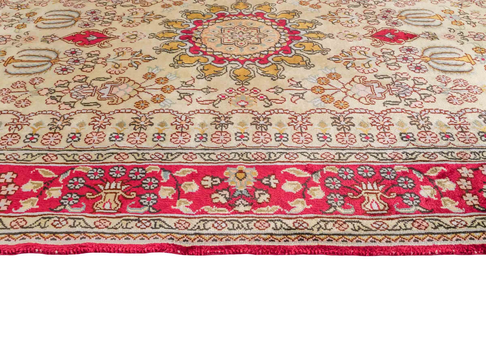 Handgeknüpfter Art Hereke Seidenteppich von Khademi aus Kunstseide, rot-gold. Chinesischer Teppich mit Medaillon. Orientteppich, von Hand geknüpft in China. Größe: 153 cm x 91 cm. Teppichnummer: SB3-1106. Verkauf durch Jupiter Intl.