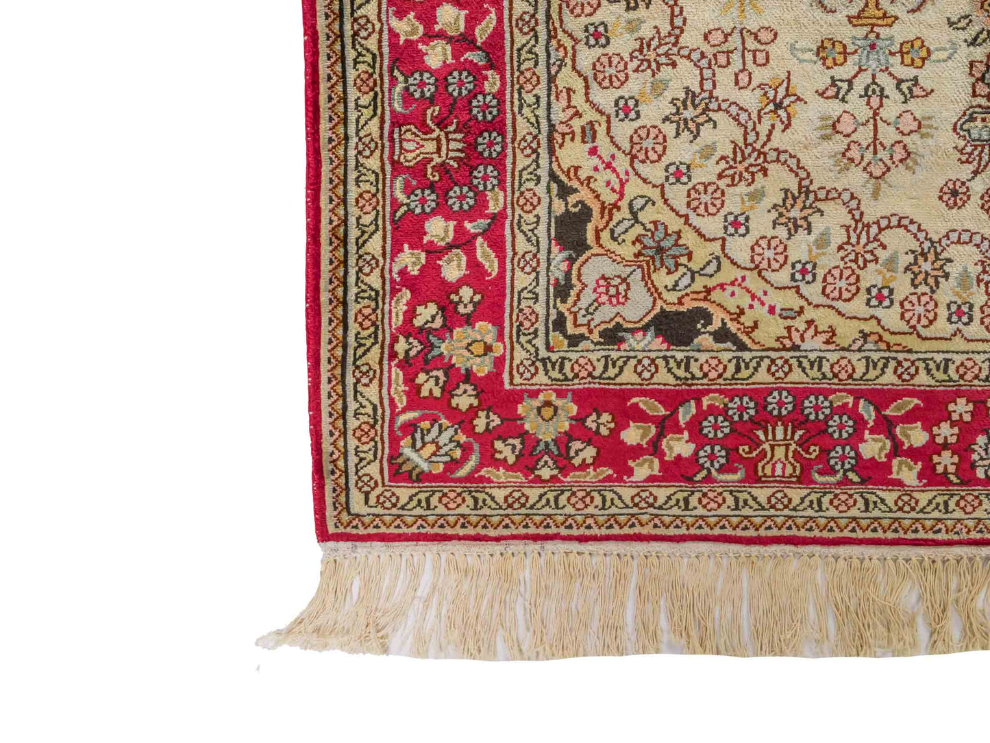 Handgeknüpfter Art Hereke Seidenteppich von Khademi aus Kunstseide, rot-gold. Chinesischer Teppich mit Medaillon. Orientteppich, von Hand geknüpft in China. Größe: 153 cm x 91 cm. Teppichnummer: SB3-1106. Verkauf durch Jupiter Intl.