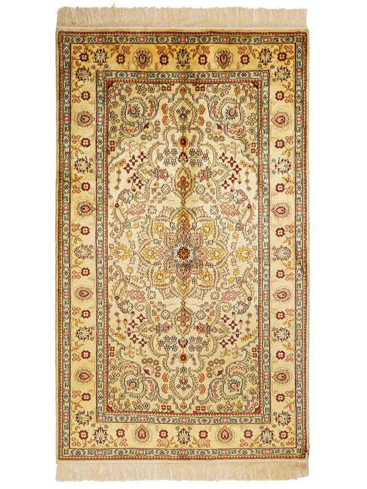 Handgeknüpfter Art Hereke Seidenteppich von Khademi aus Kunstseide, gold. Chinesischer Teppich, durchgemustert. Orientteppich, von Hand geknüpft in China. Größe: 153 cm x 91 cm. Teppichnummer: DB3-1033. Verkauf durch Jupiter Intl.