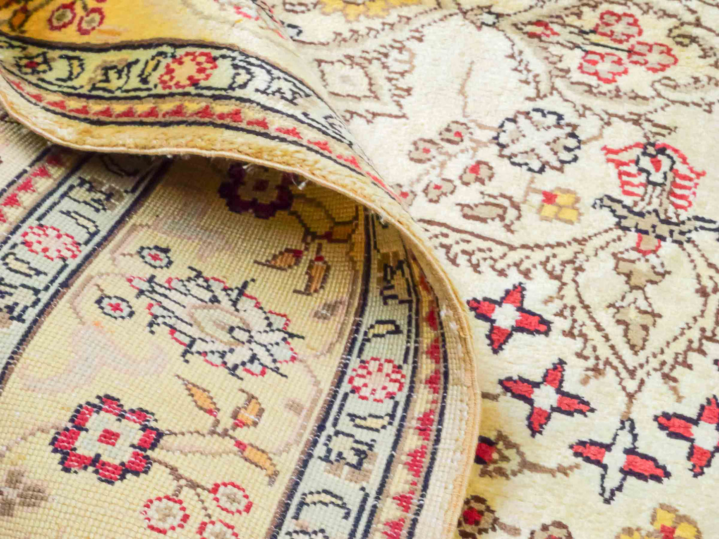 Handgeknüpfter Art Hereke Seidenteppich von Khademi aus Kunstseide, gold. Chinesischer Teppich, durchgemustert. Orientteppich, von Hand geknüpft in China. Größe: 153 cm x 91 cm. Teppichnummer: DB3-1033. Verkauf durch Jupiter Intl.