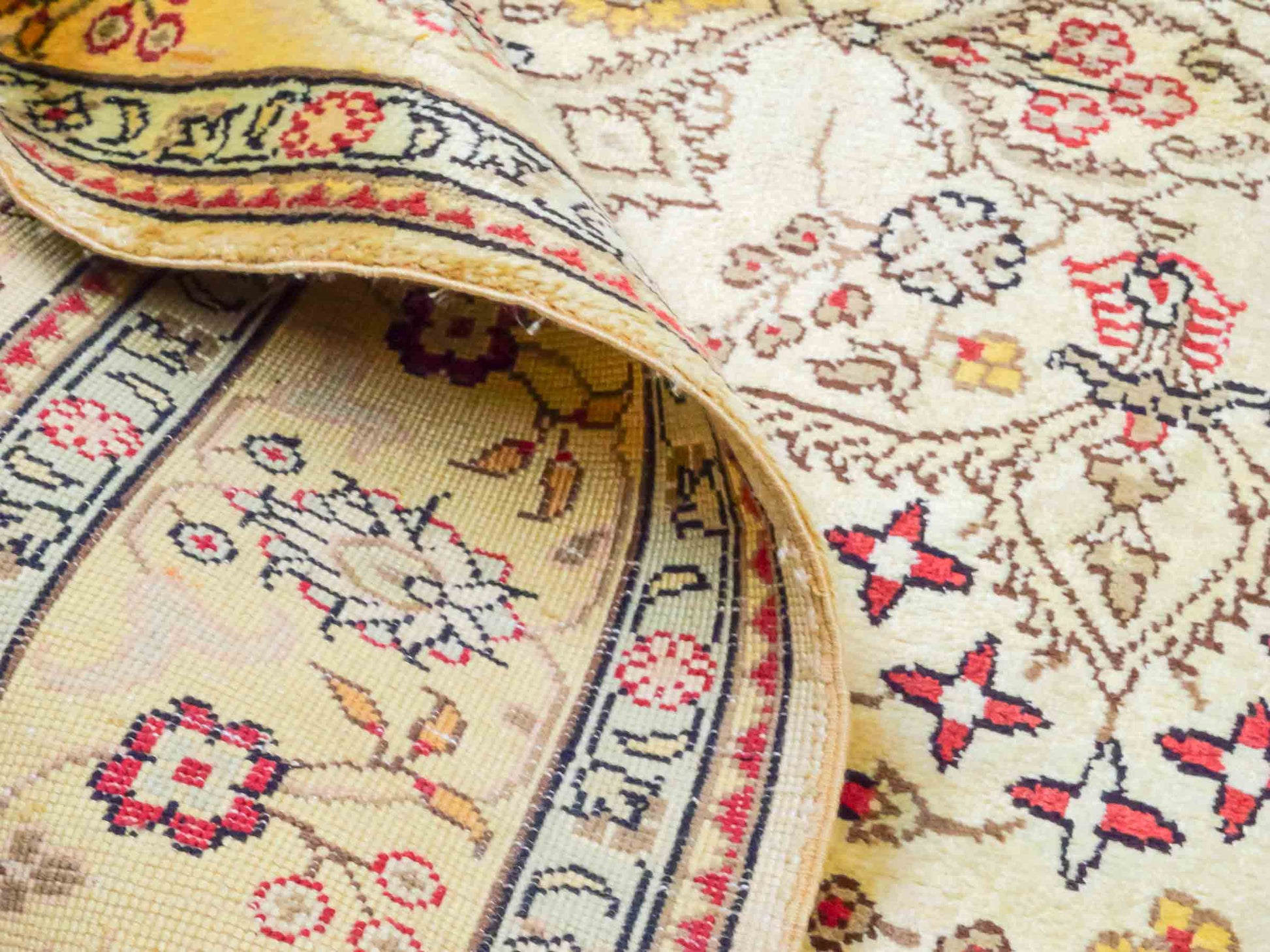 Handgeknüpfter Art Hereke Seidenteppich von Khademi aus Kunstseide, gold. Chinesischer Teppich, durchgemustert. Orientteppich, von Hand geknüpft in China. Größe: 153 cm x 91 cm. Teppichnummer: DB3-1033. Verkauf durch Jupiter Intl.