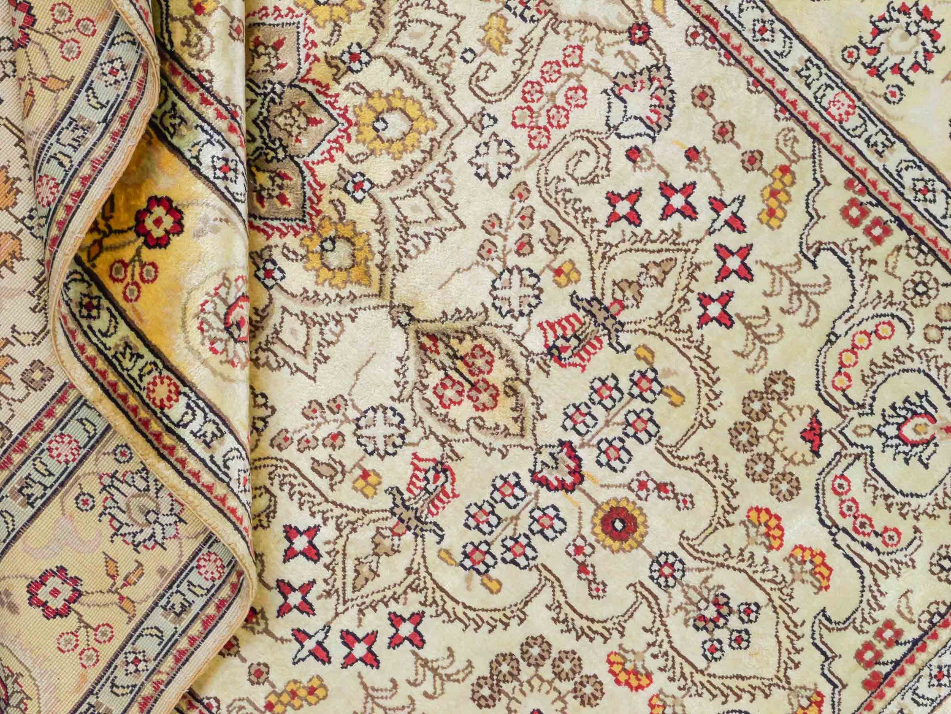 Handgeknüpfter Art Hereke Seidenteppich von Khademi aus Kunstseide, gold. Chinesischer Teppich, durchgemustert. Orientteppich, von Hand geknüpft in China. Größe: 153 cm x 91 cm. Teppichnummer: DB3-1033. Verkauf durch Jupiter Intl.