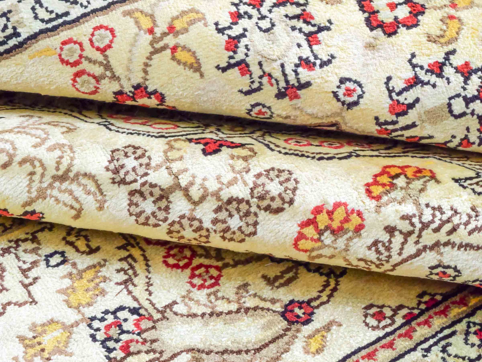 Handgeknüpfter Art Hereke Seidenteppich von Khademi aus Kunstseide, gold. Chinesischer Teppich, durchgemustert. Orientteppich, von Hand geknüpft in China. Größe: 153 cm x 91 cm. Teppichnummer: DB3-1033. Verkauf durch Jupiter Intl.