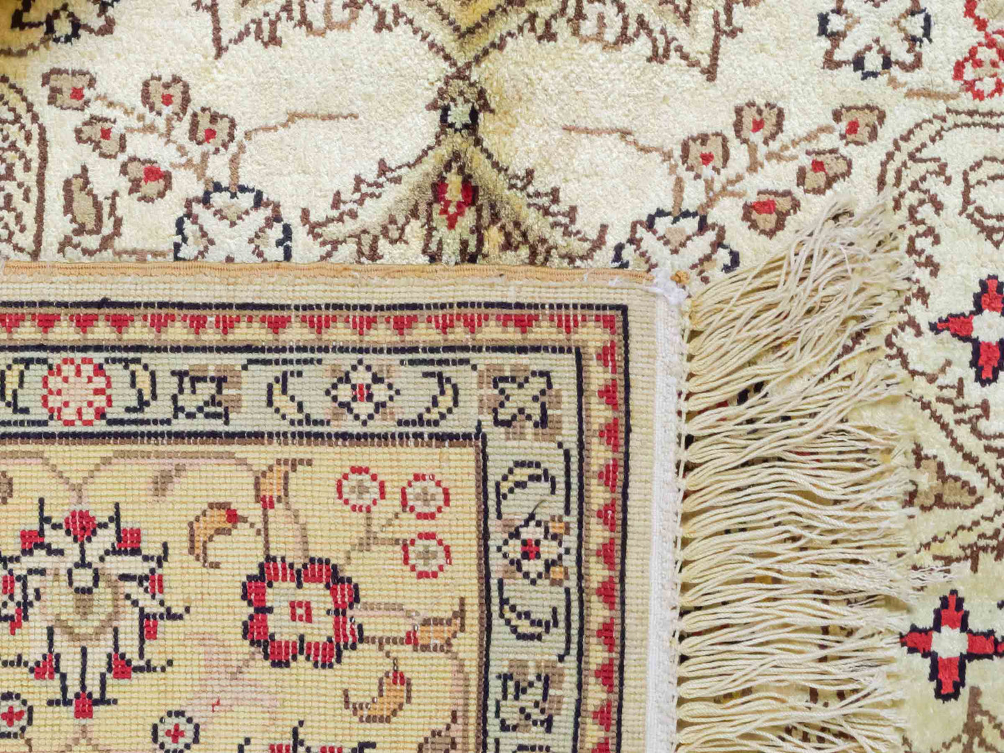 Handgeknüpfter Art Hereke Seidenteppich von Khademi aus Kunstseide, gold. Chinesischer Teppich, durchgemustert. Orientteppich, von Hand geknüpft in China. Größe: 153 cm x 91 cm. Teppichnummer: DB3-1033. Verkauf durch Jupiter Intl.