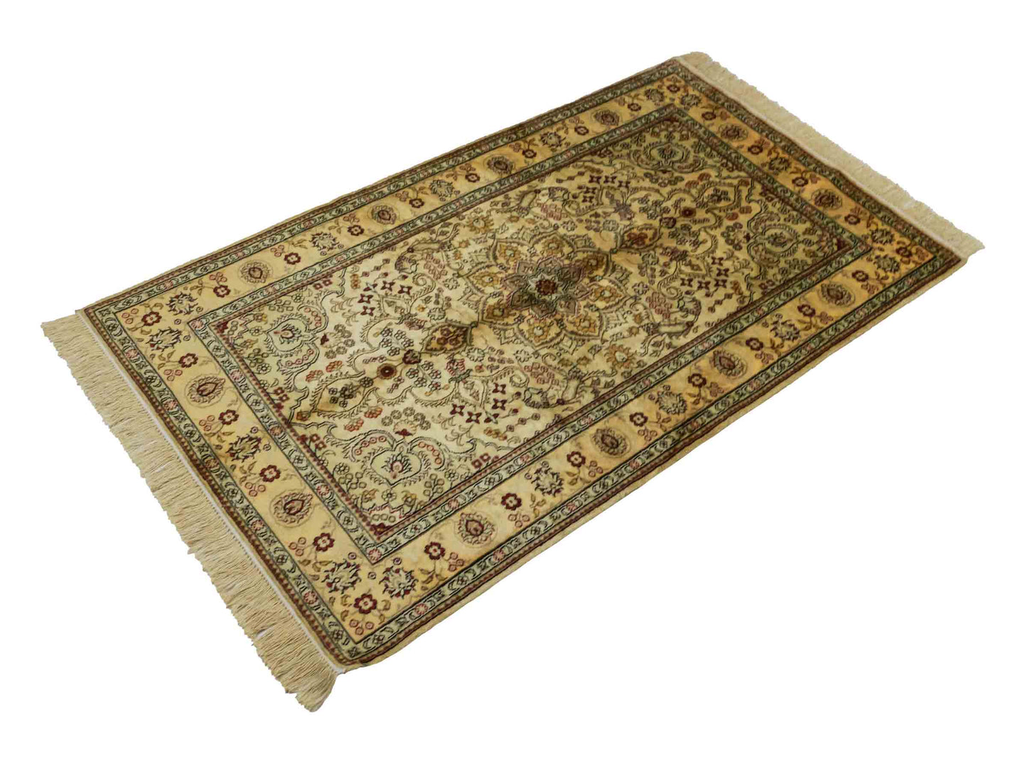 Handgeknüpfter Art Hereke Seidenteppich von Khademi aus Kunstseide, gold. Chinesischer Teppich, durchgemustert. Orientteppich, von Hand geknüpft in China. Größe: 153 cm x 91 cm. Teppichnummer: DB3-1033. Verkauf durch Jupiter Intl.