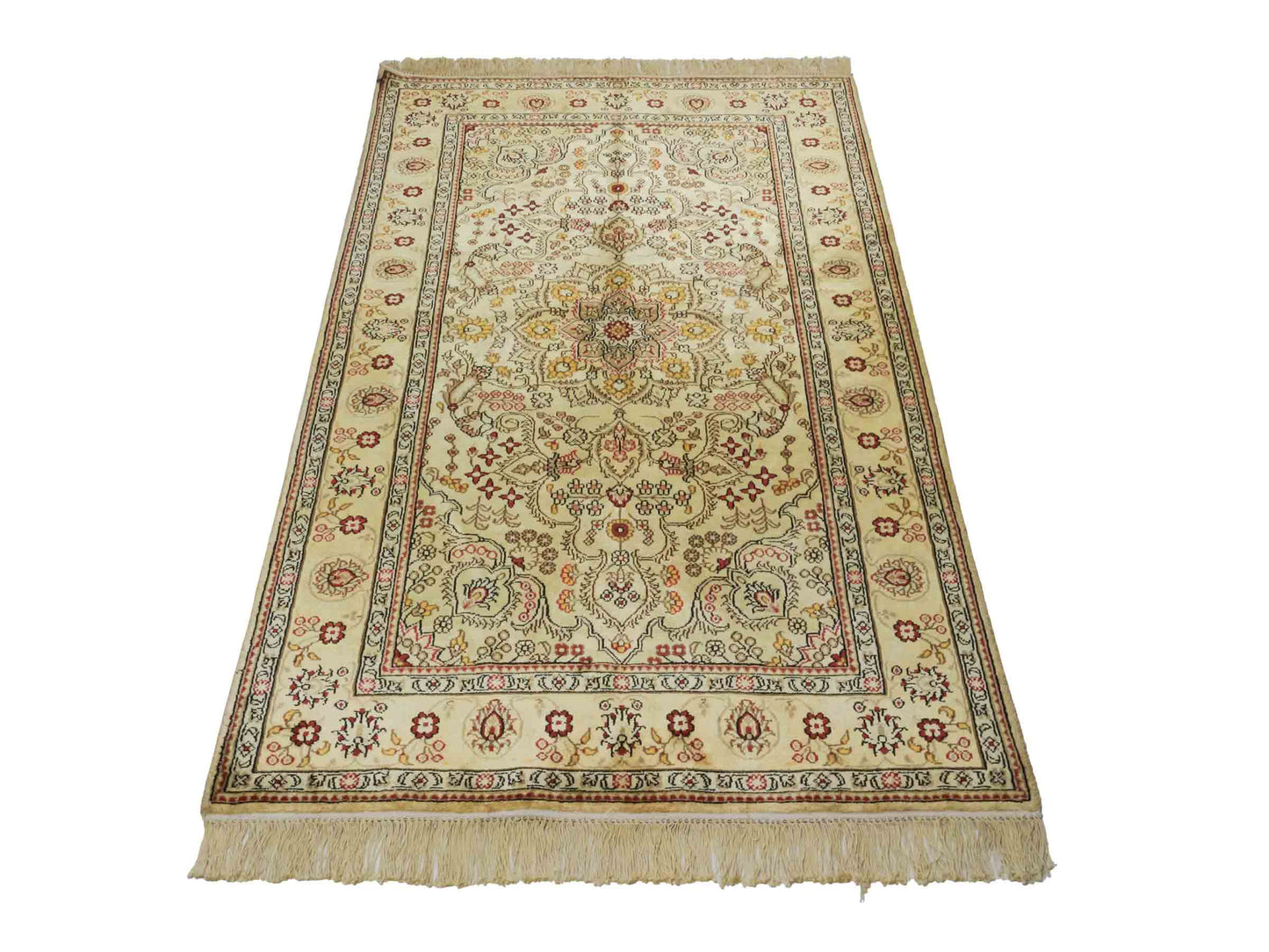 Handgeknüpfter Art Hereke Seidenteppich von Khademi aus Kunstseide, gold. Chinesischer Teppich, durchgemustert. Orientteppich, von Hand geknüpft in China. Größe: 153 cm x 91 cm. Teppichnummer: DB3-1033. Verkauf durch Jupiter Intl.